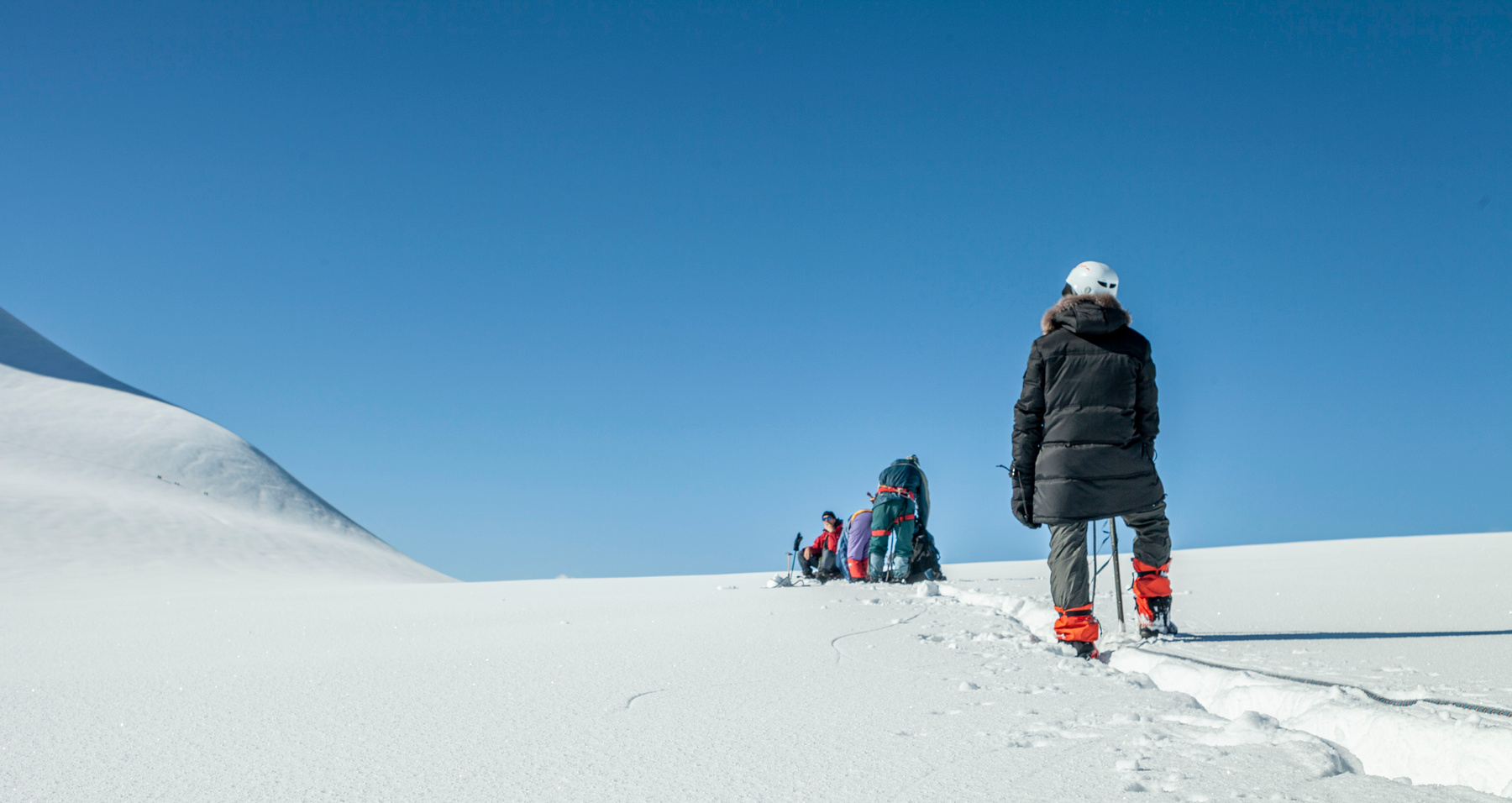 У которых вершина еще впереди альпинист горы восхождение альпинизм Казбек снег