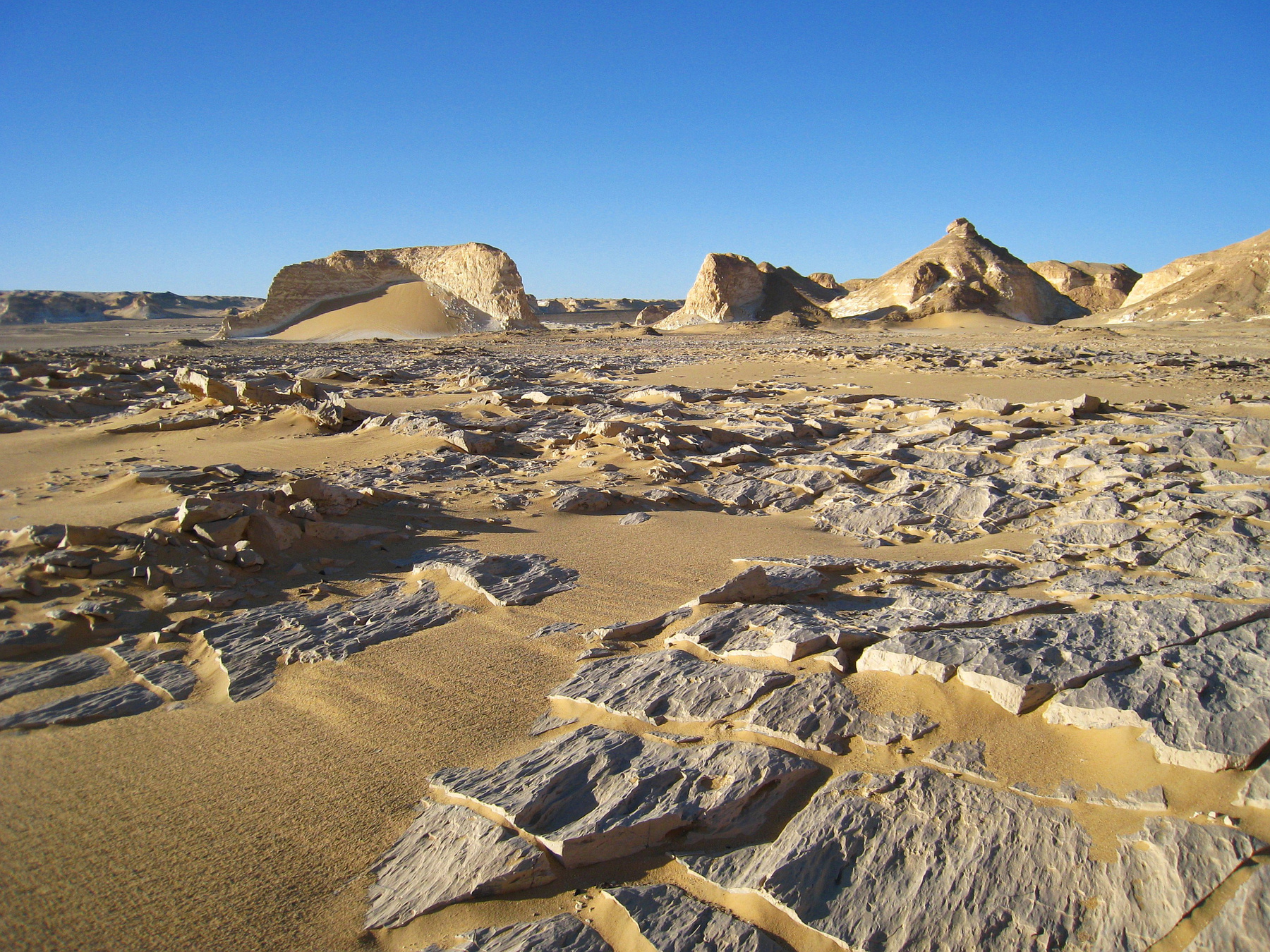 В Белой пустыне. Египет пейзаж скалы море
