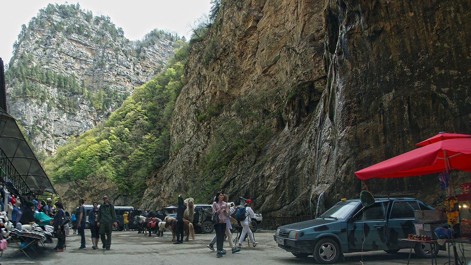 праздность и повседневность у чегемских водопадов Чегемское ущелье водопады праздность туристы повседневность торговцы