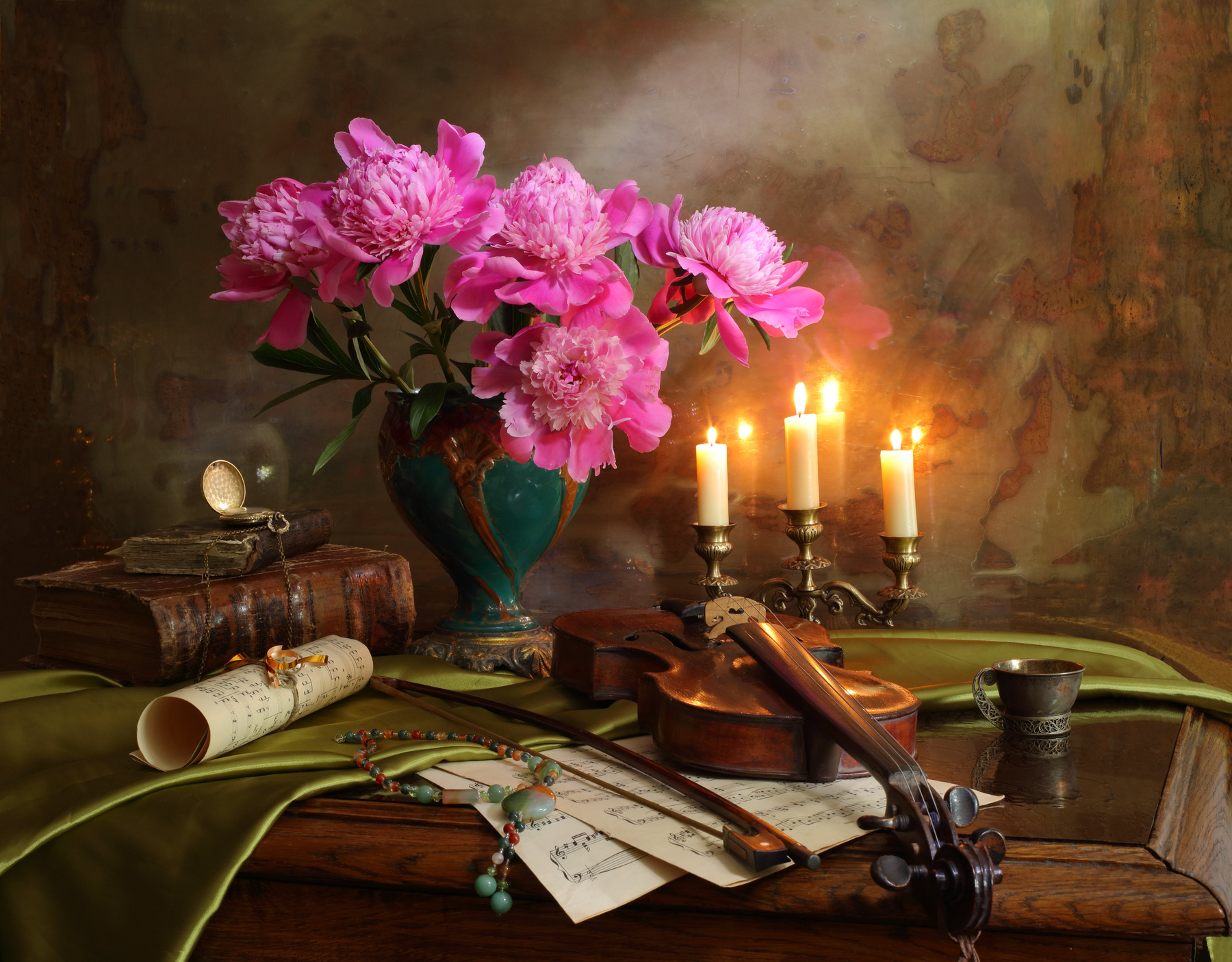 Натюрморт с пионами, скрипкой и свечами цветы пионы скрипка