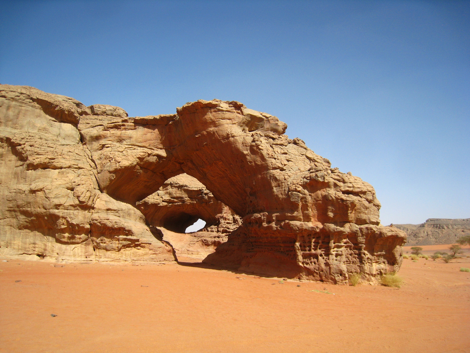 Одно из самых удивительных мест в алжирской Сахаре - Double arch. Алжир пейзаж скалы