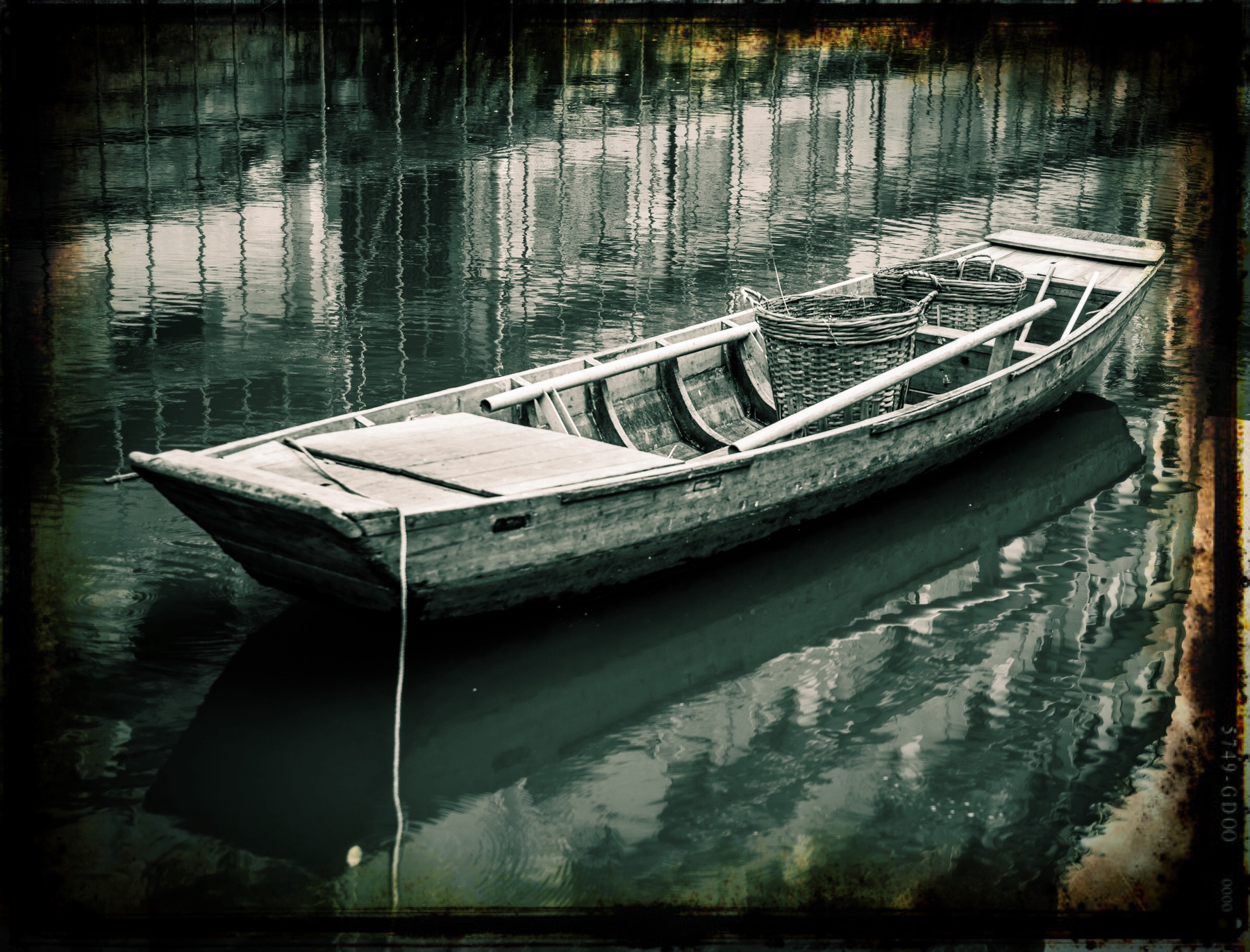 Старая лодка Лодка старая монохром