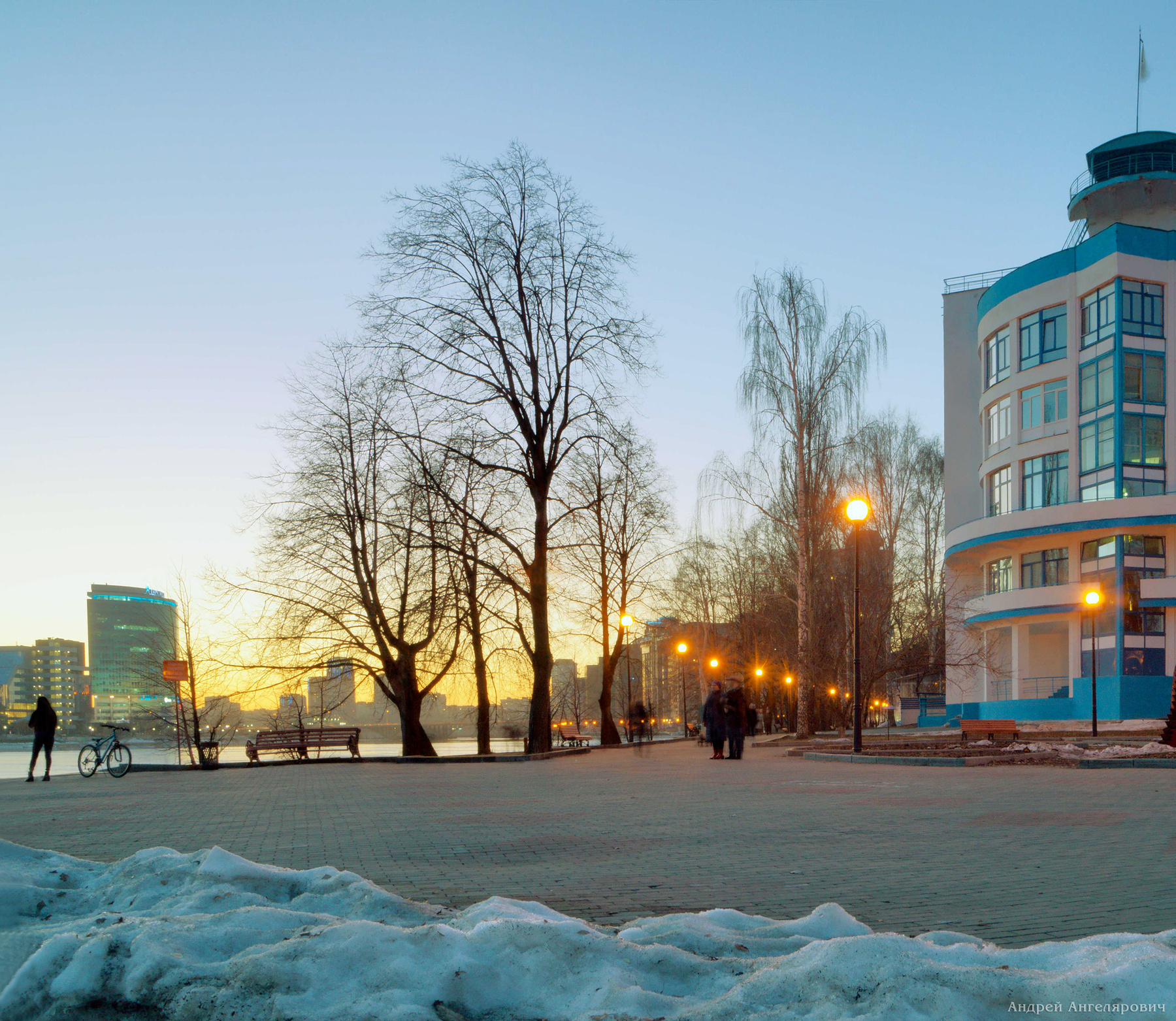 Весенняя прогулка по набережной Екатеринбург сумерки город огни