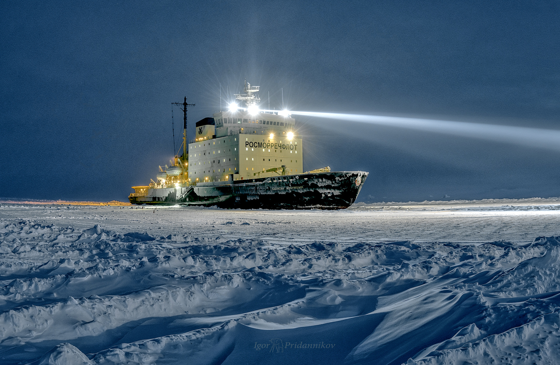 Освещая путь драницын лёд арктика освещённый прожектора ночь