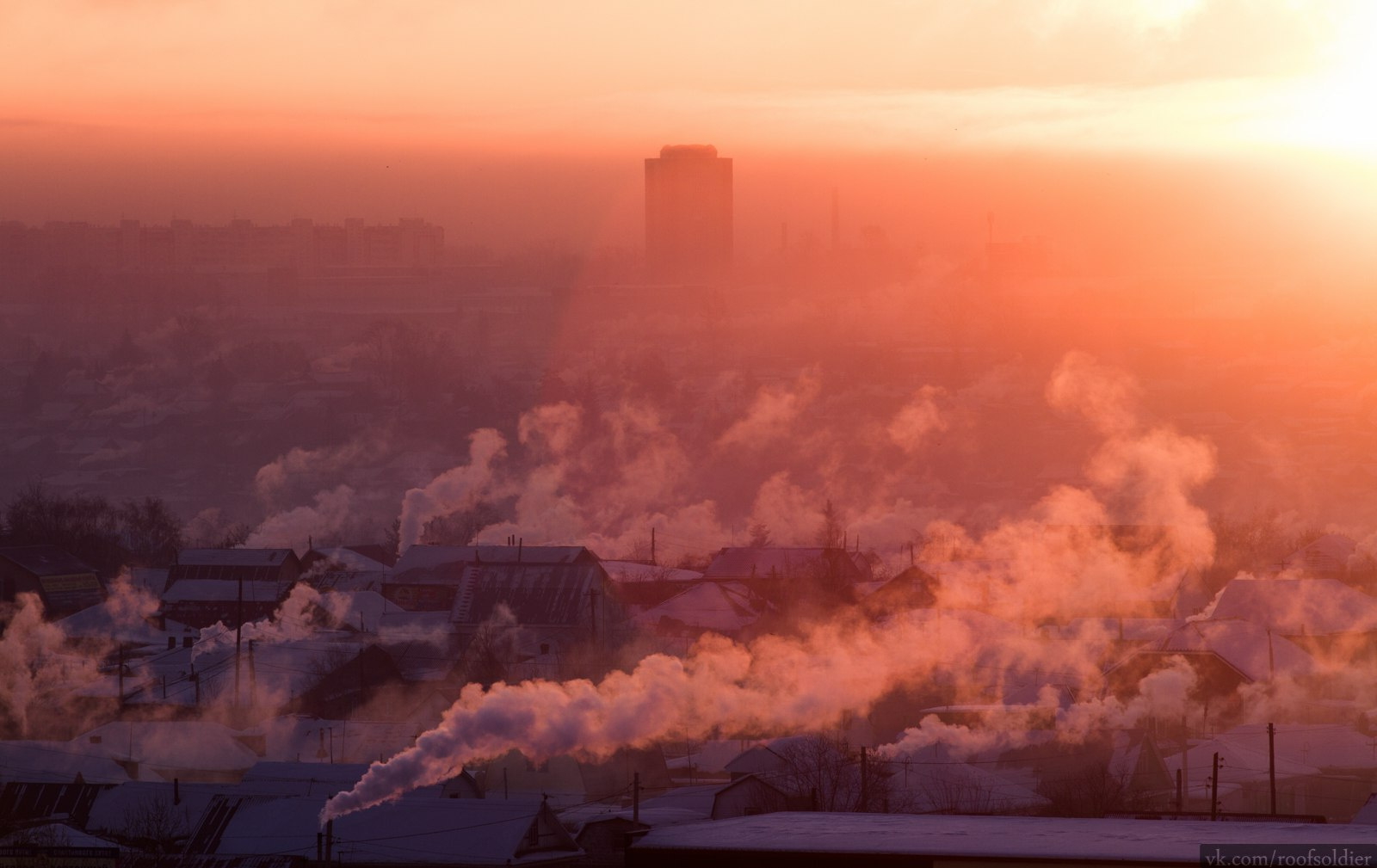 Морозный рассвет Омск город архитектура провинция промышленность Россия регион мороз зима туман дым смог рассвет закат утро