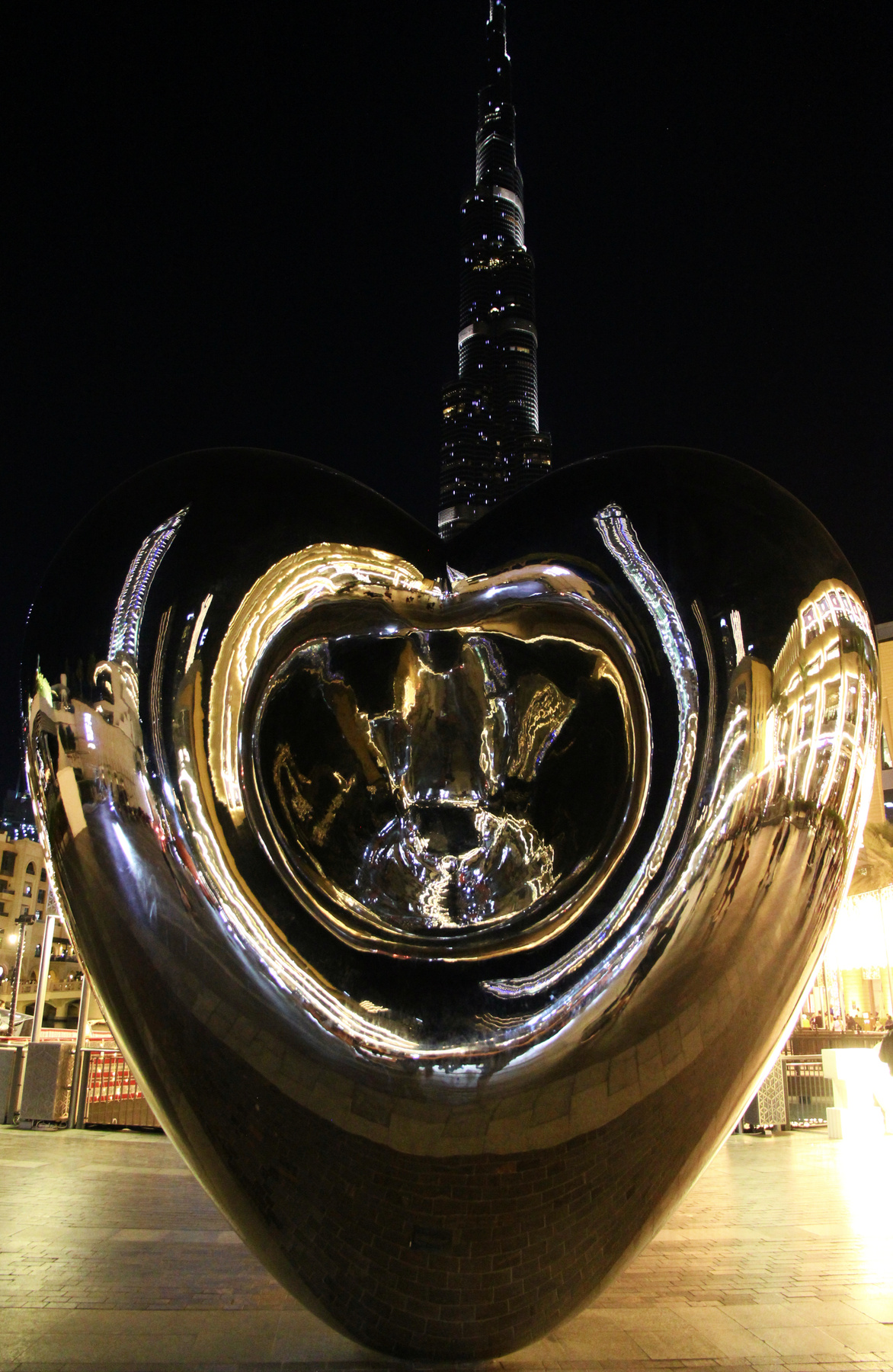 Зеркальное сердце (улыбнись и мир улыбнется тебе в ответ!) ОАЭ город ДУБАЙ площадь перед небоскребом Бурдж Халифа