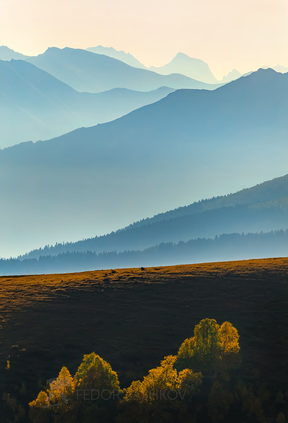 Синева гор Горы гора долина Кавказ Кавказские горы Архыз туман дымка туманный хребет склон вершина акварель осень холмистый