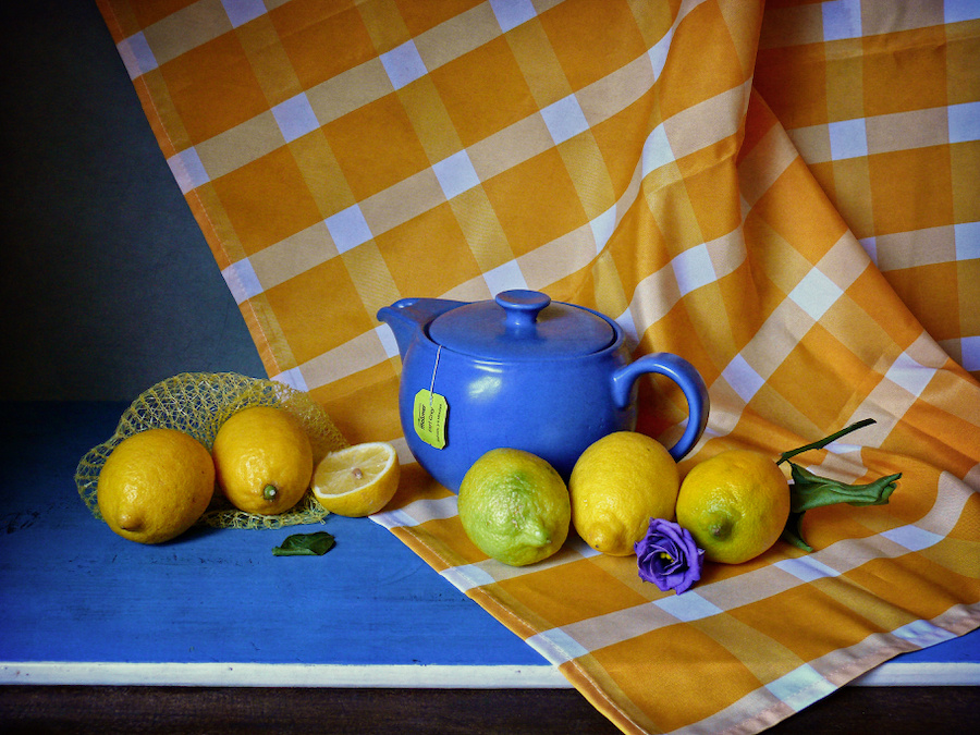 С лимонами и синим чайником натюрморт лимоны желтая скатерть синий чайник