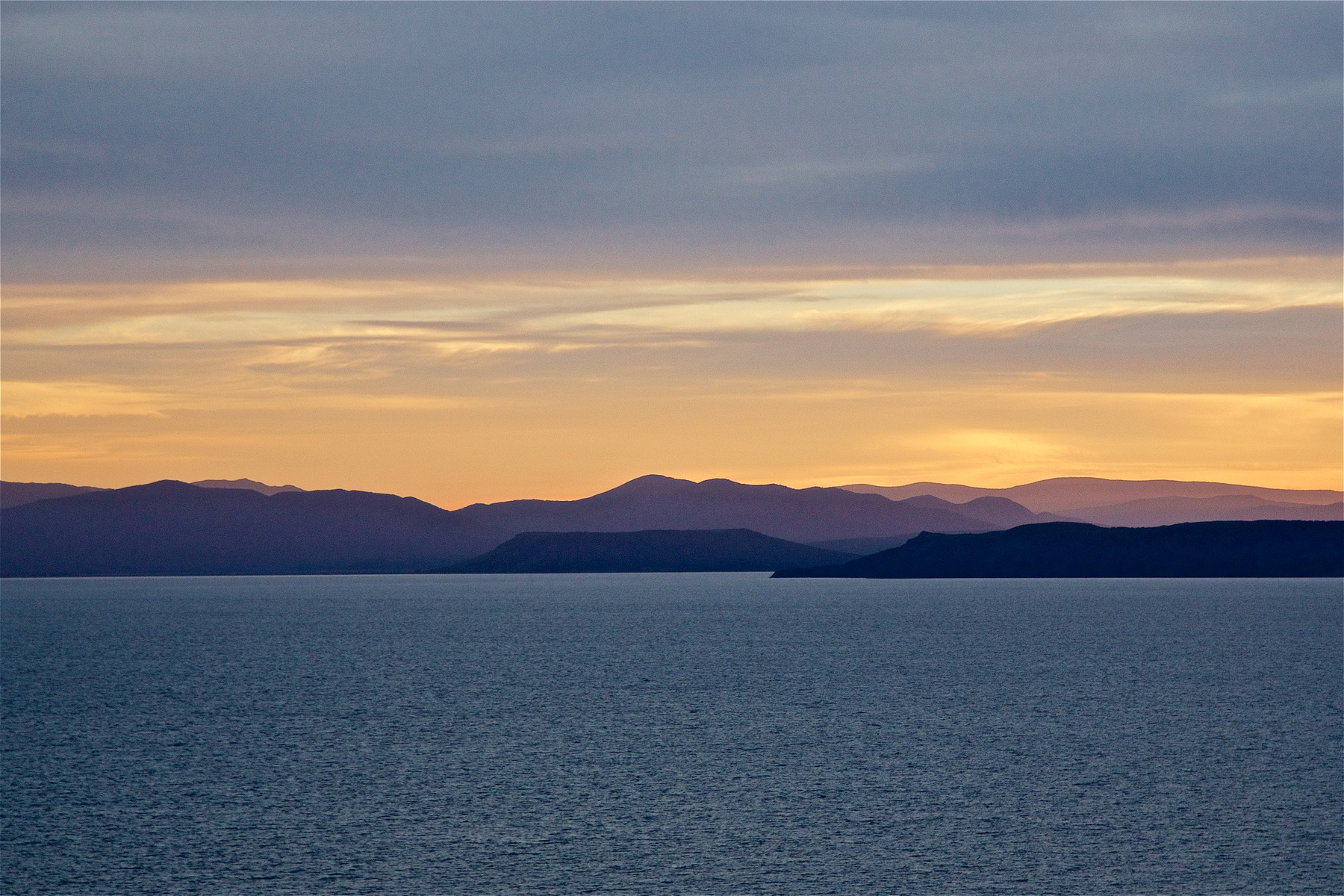 Свет гор на закате Владивосток Амурский залив вечер горы закат