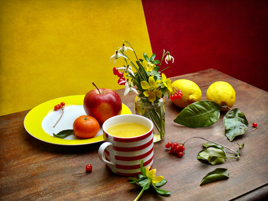 Красный, желтый и первоцветы натюрморт красный желтый цвет полоски кружка полосатая в полоску лимоны желтая тарелка