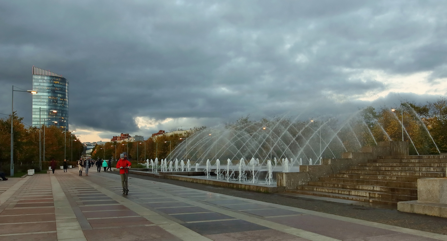 В парке 300-летия Санкт-Петербурга Парк 300-летия Санкт-Петербурга фонтаны