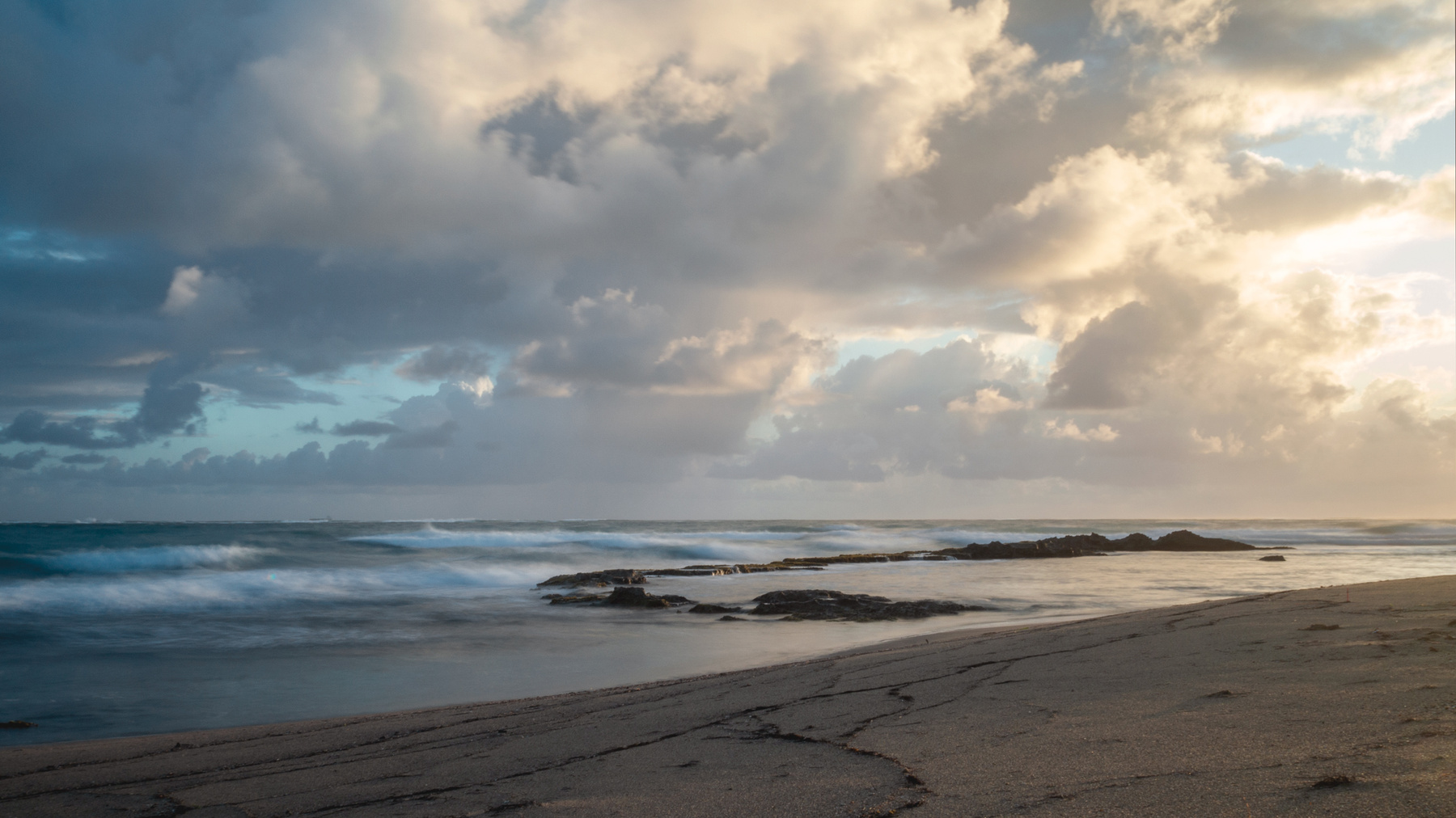 Облачное утро утро облака океан побережье