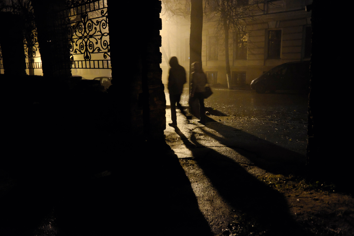 Туманный вечер 9 вечер туман фонарь люди тени забор улица автомобиль