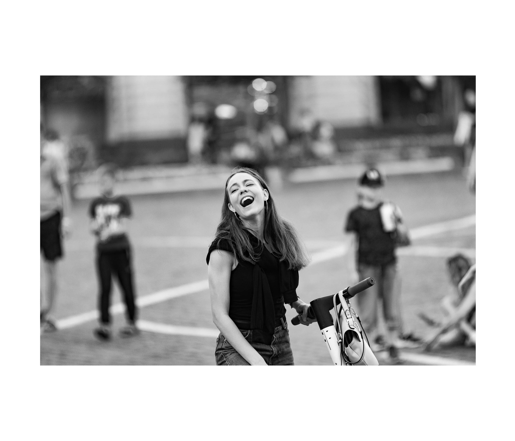 Смех девушка скутер самокат улыбка