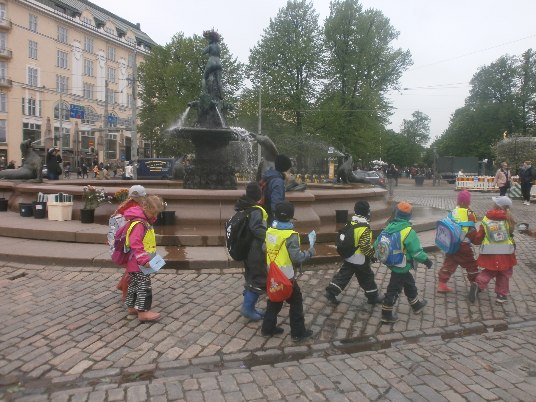 В центре Хельсинки, Финляндия. Хельсинки Финляндия дети