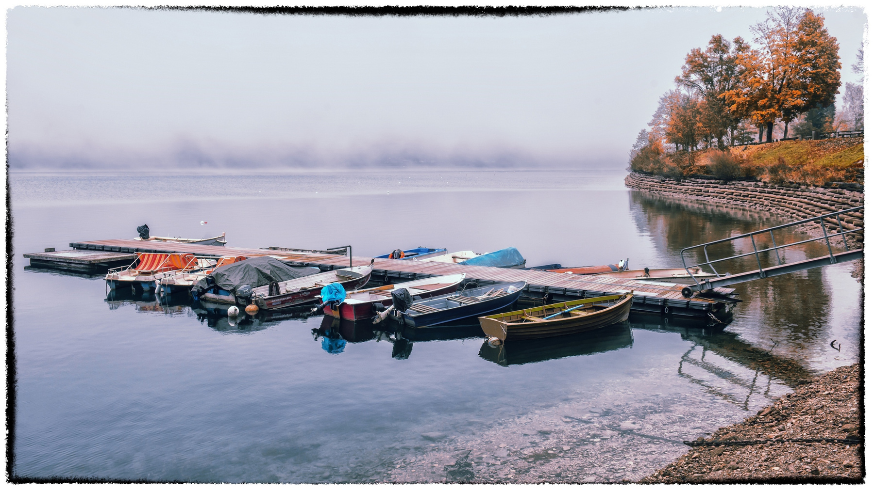 Ноябрьское утро на озере 