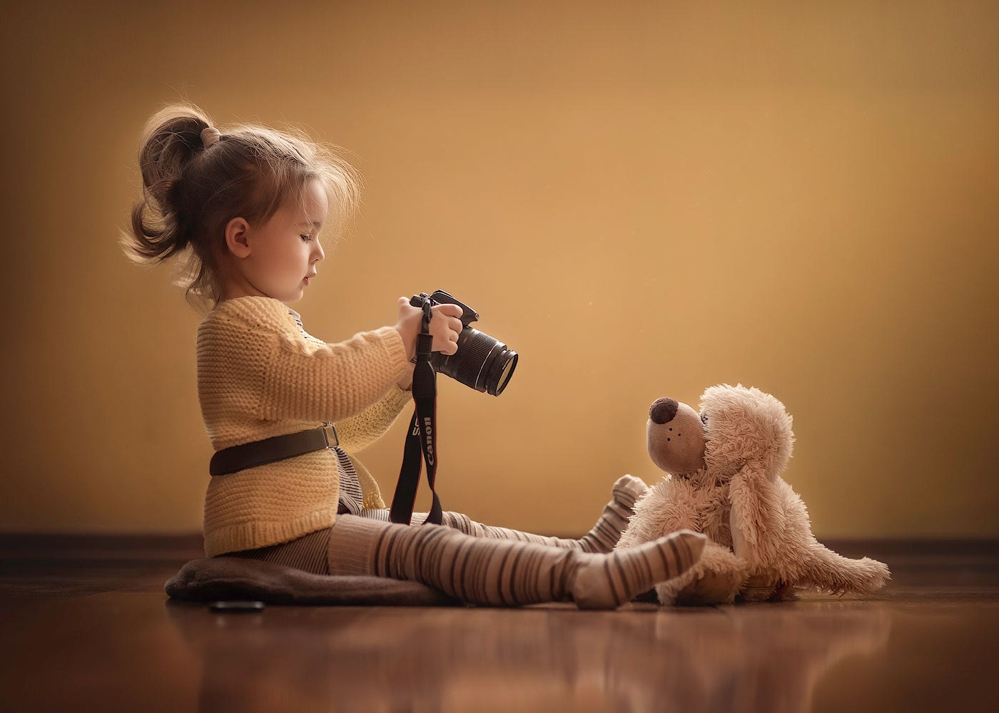 Портретный фотограф девочка ребенок фотоаппарат игрушка собака игра портрет