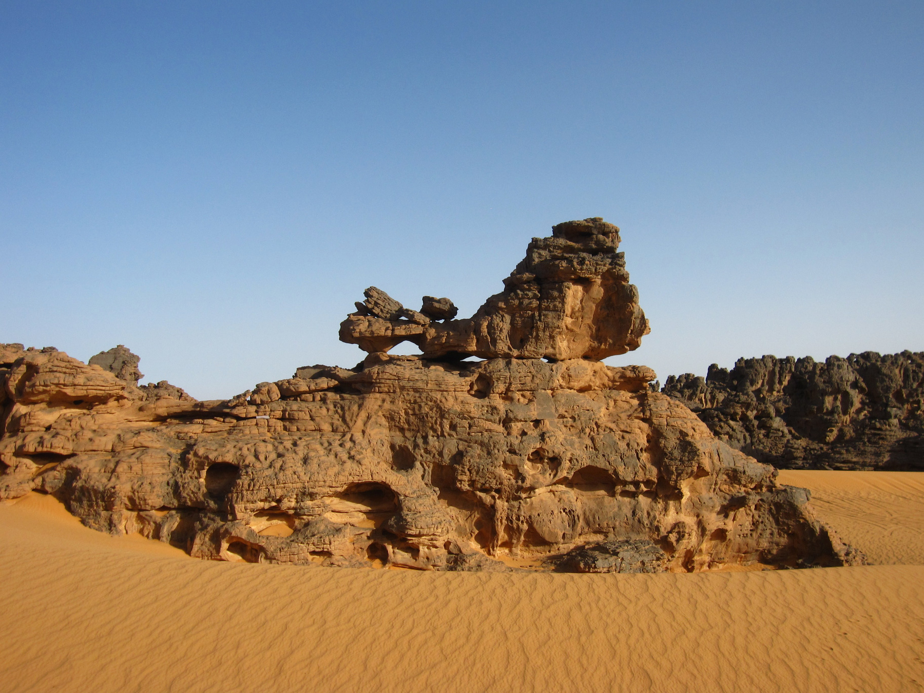 Резные причудливые скалы на нагорье Мегедет в ливийской Сахаре. Ливия вулкан кратер горы скалы