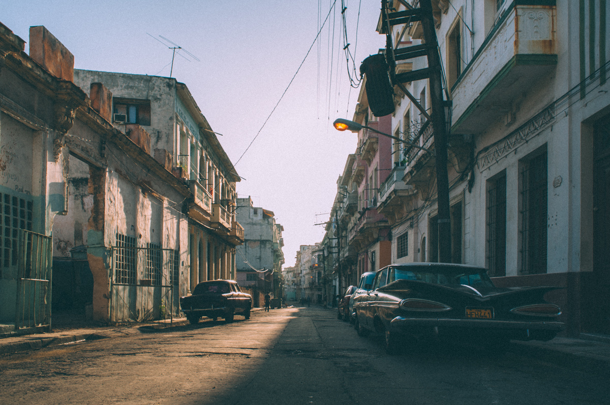 Утро Куба Гавана олдтаймер уличное фото