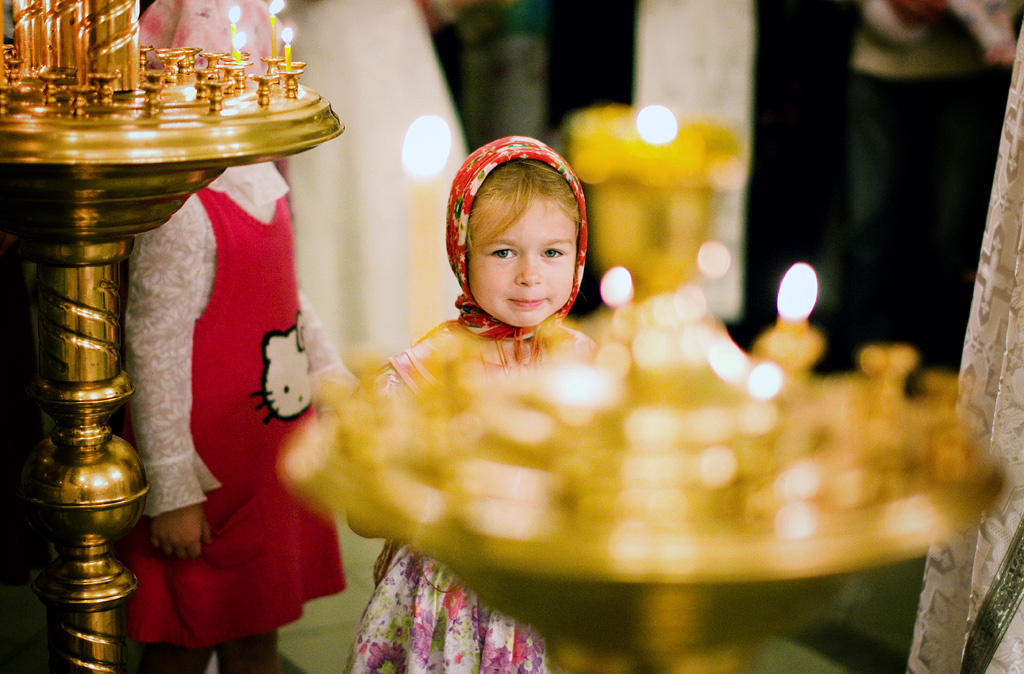 В храме девочка, в церкви, в храме, свечи