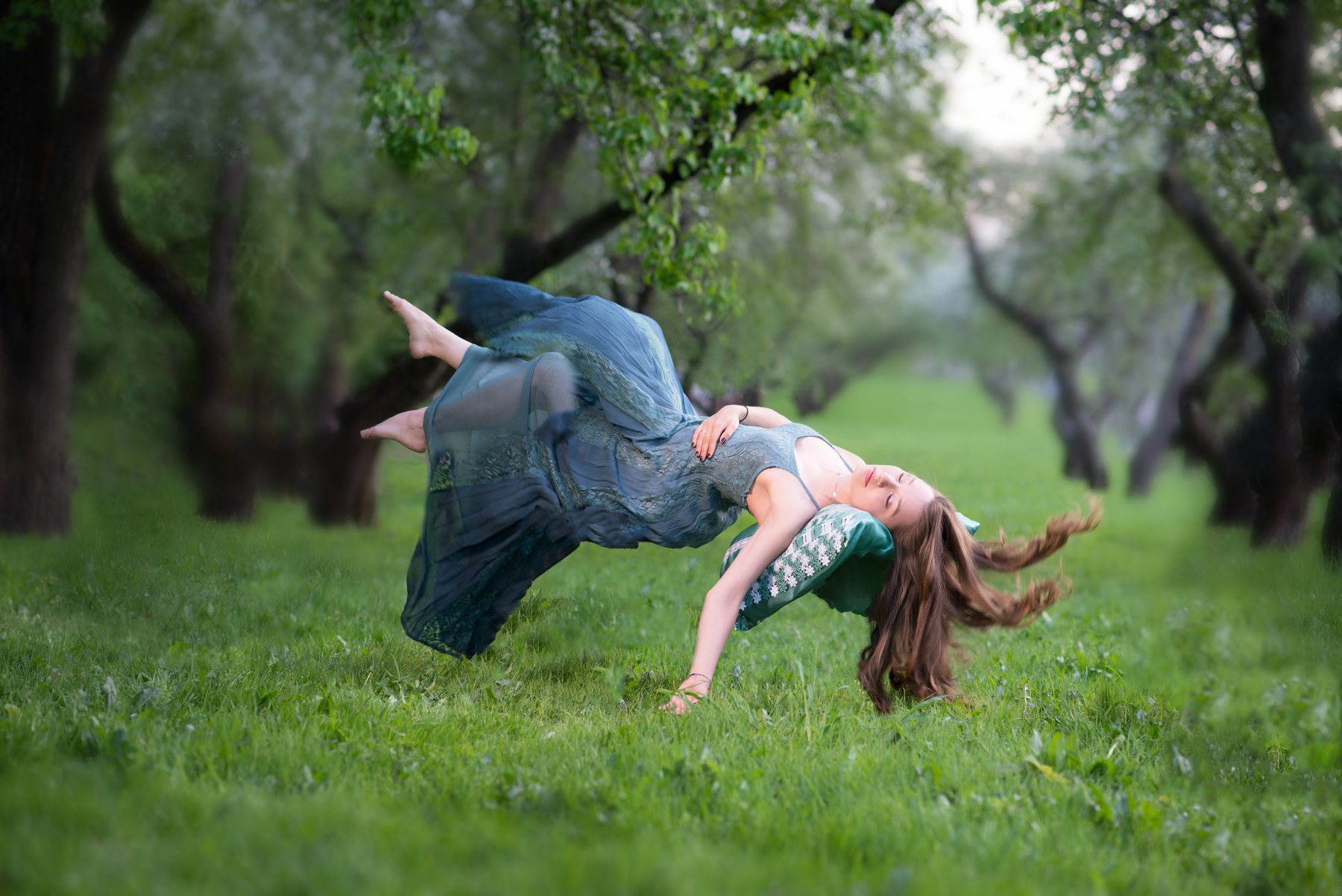 Gravity 2 цветы яблони левитация воздух зеленый трава полёт магия фея красота девушка
