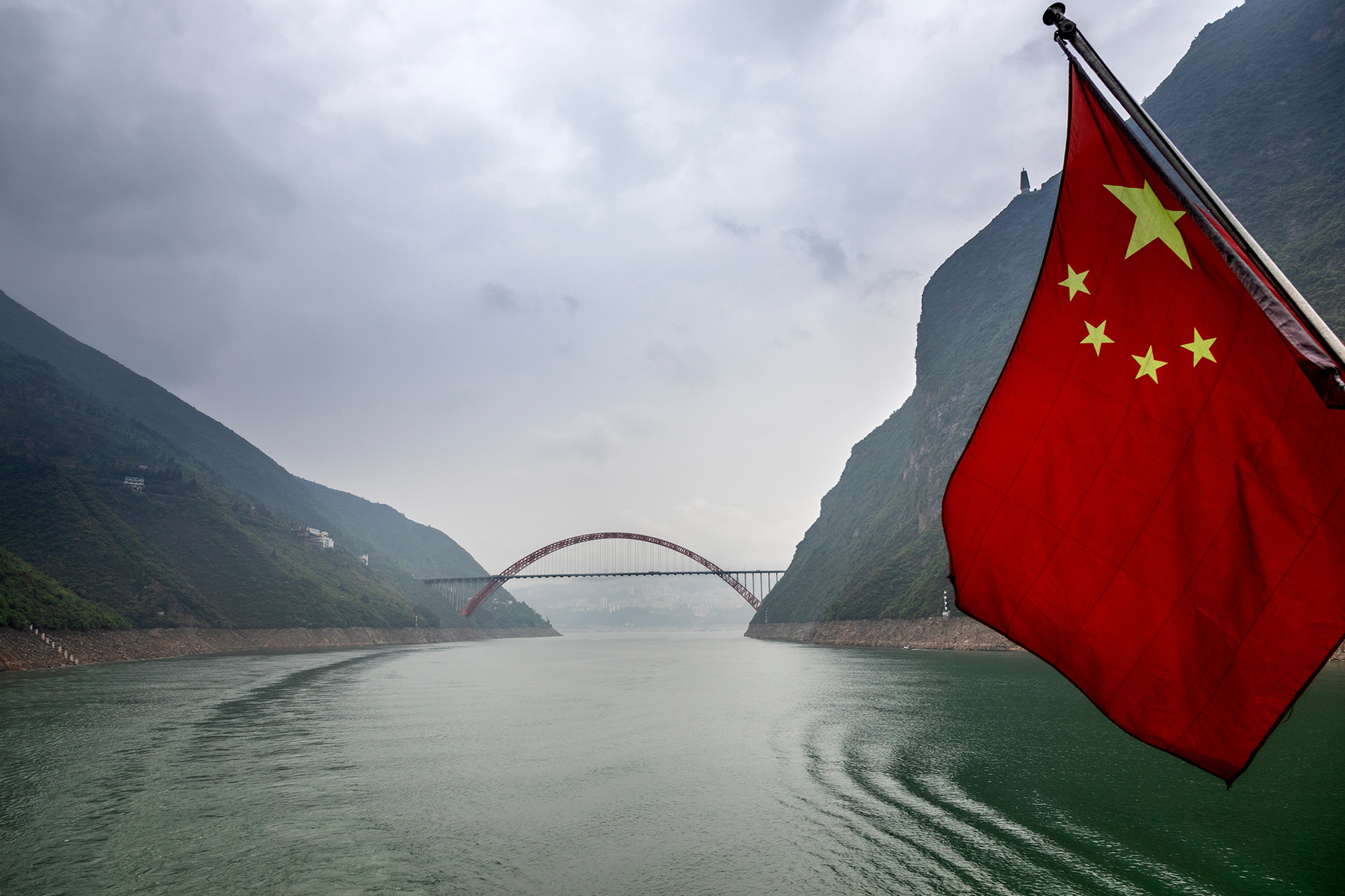 Путешествуя по реке Янцзы Китай река Янцзы флаг туман
