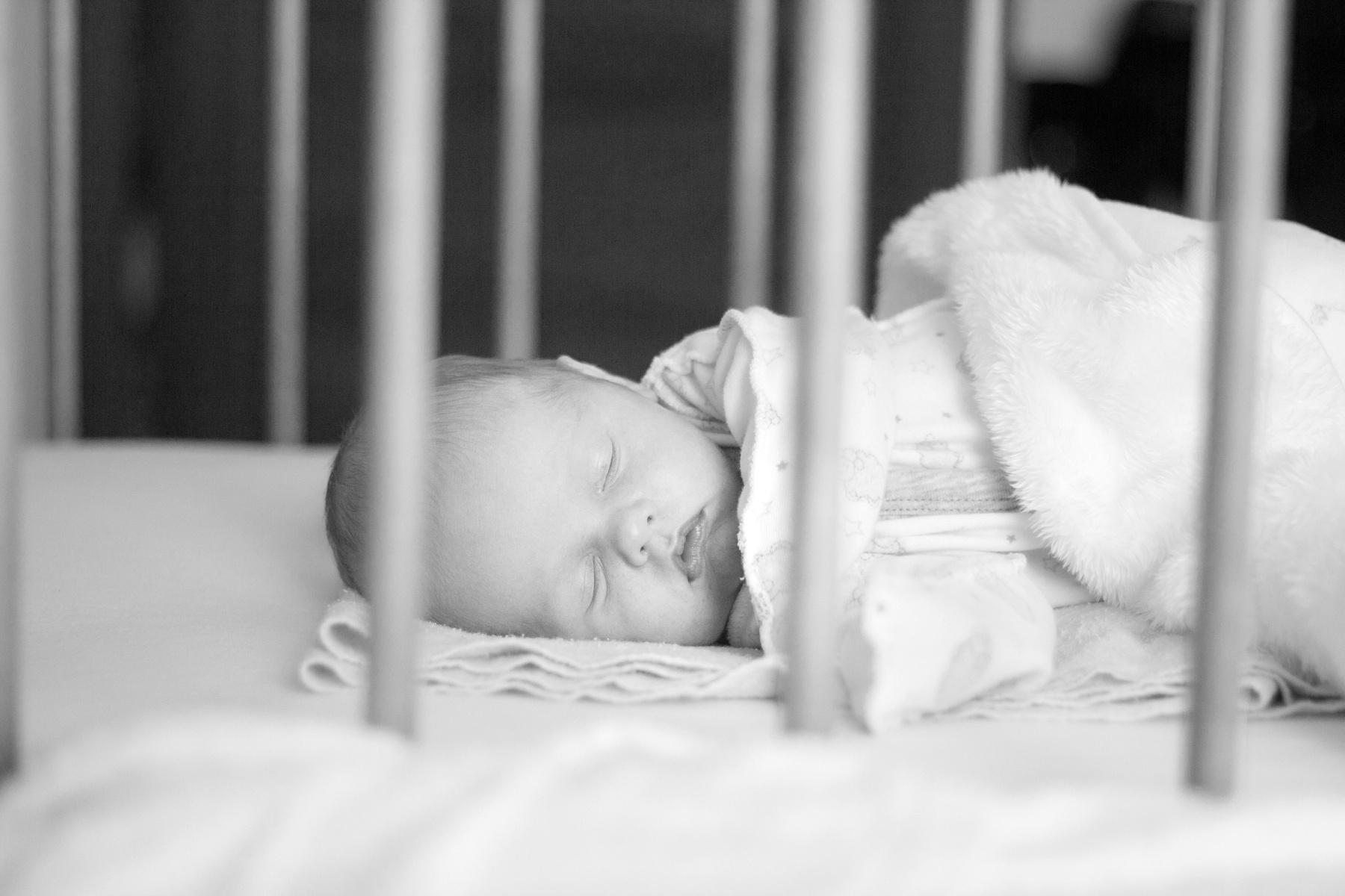 сладкий сон новорожденный младенец сладкий сон в кроватке ребенок