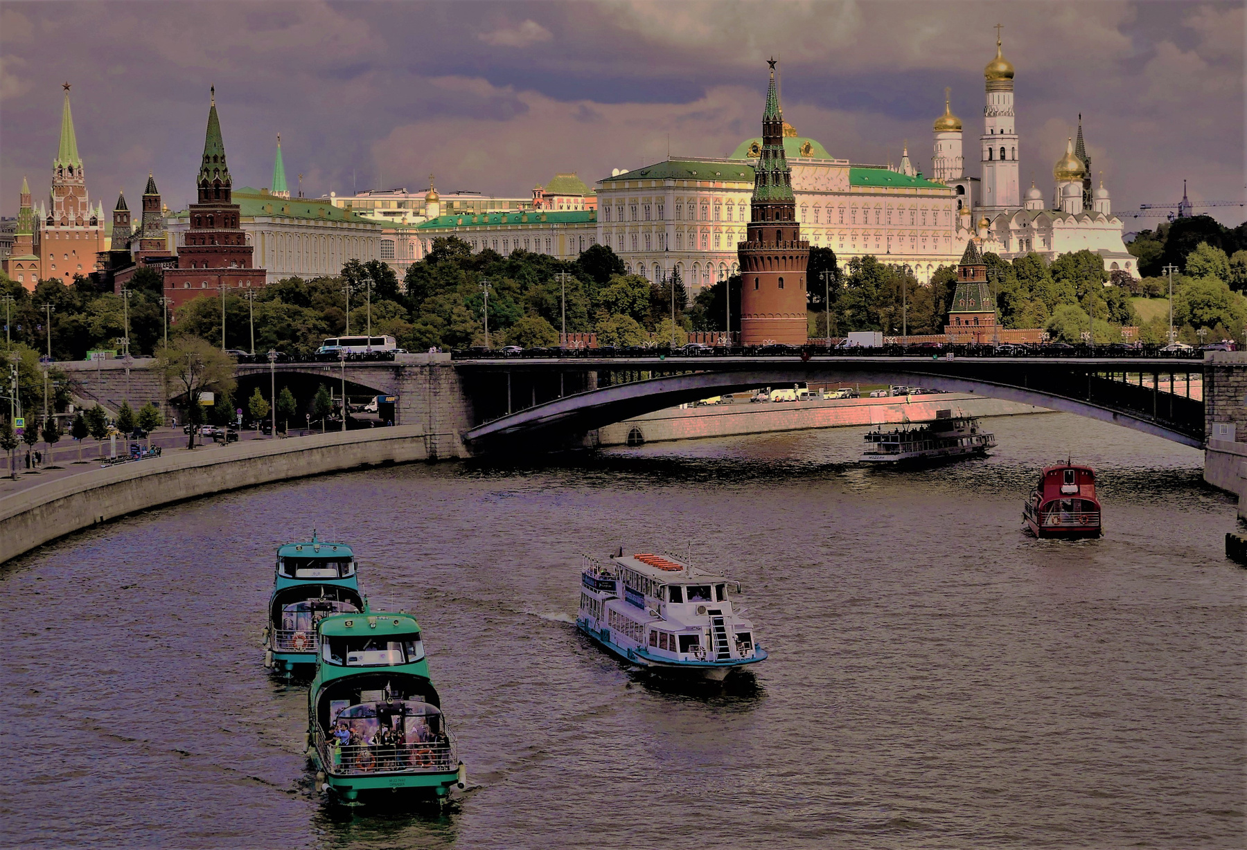 Москва-река-величие и сила, несёт шум волн, под стенами кремля. Москва река катера Кремль