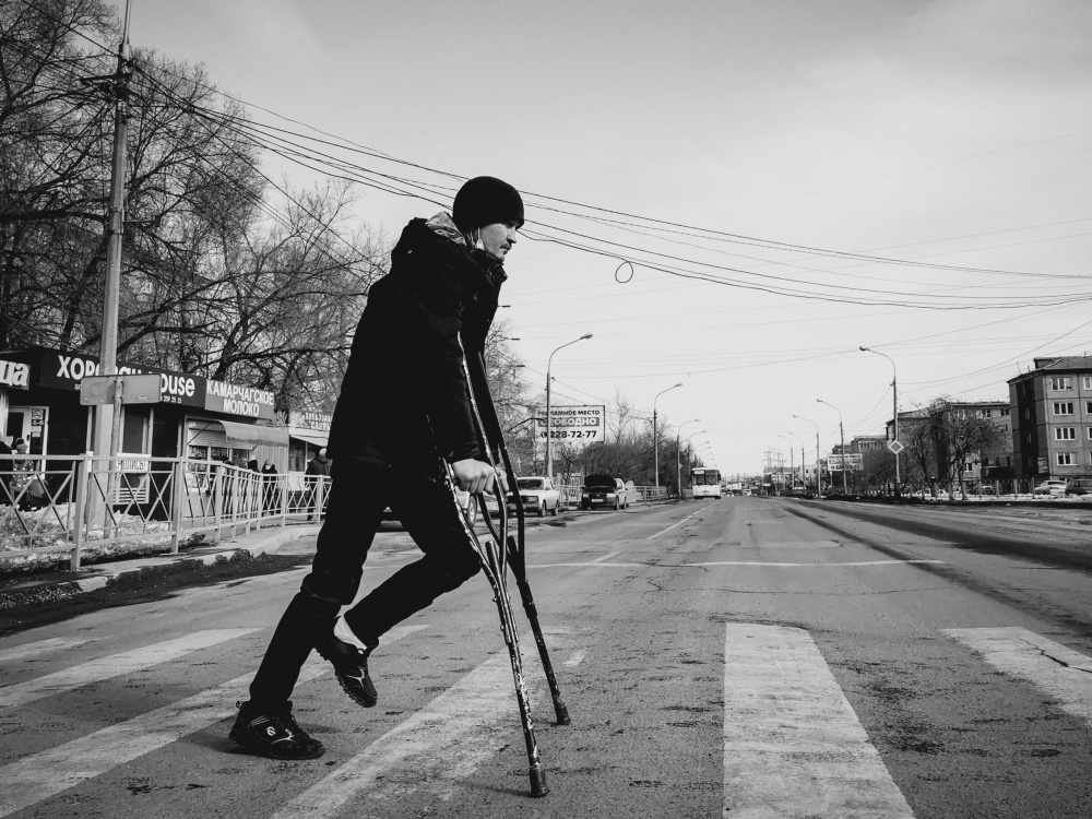 Из серии «Уличная экзистенция» Россия 2021 стрит фото улица люди фотограф наблюдения экзистенция город дорога путь костыли день переход парень перелом нога