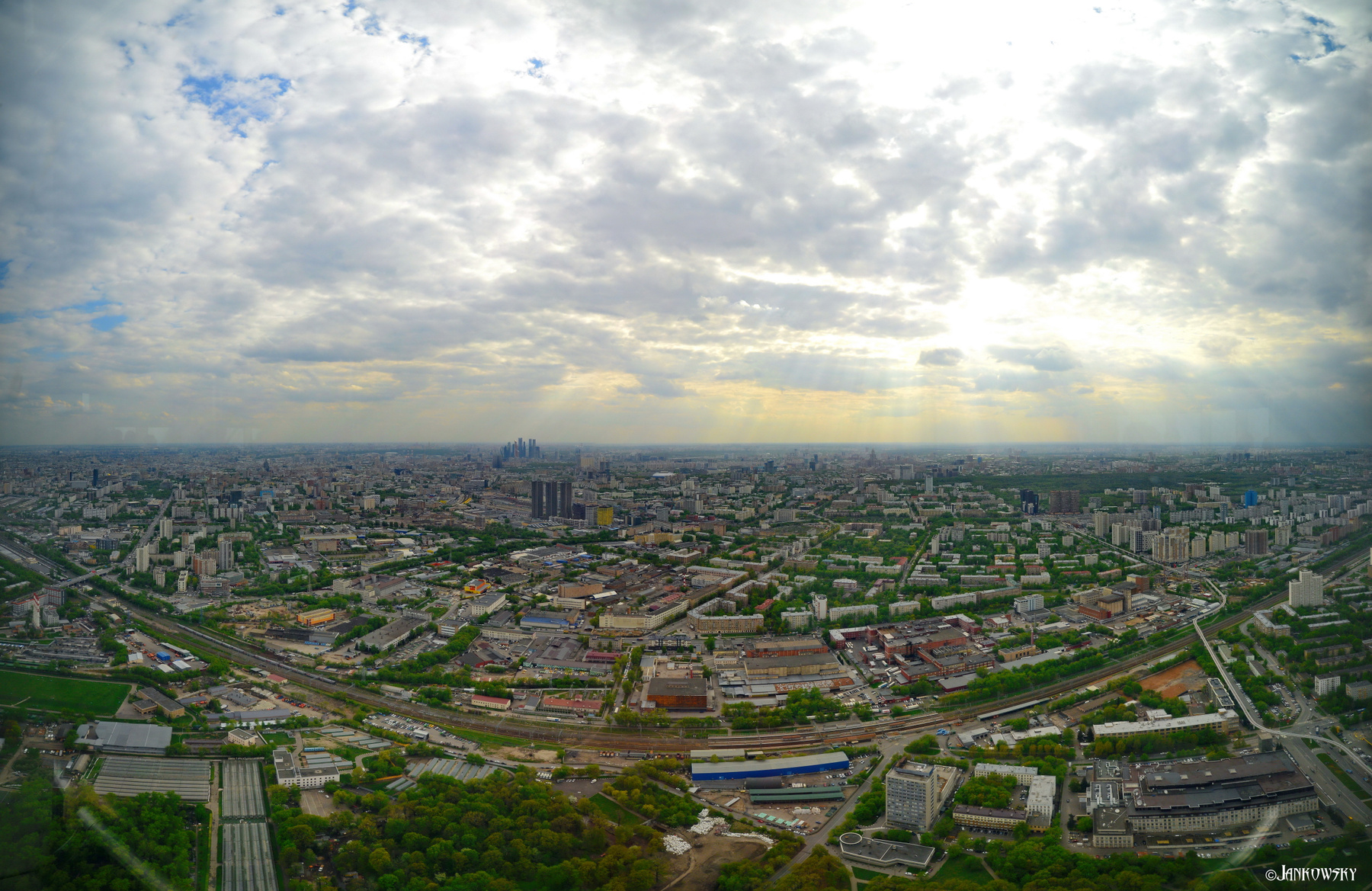 Панорама  Москвы из ресторана "Седьмое небо" Москва ВДНХ останкино башня седьмое небо широкоугольная пасмурно деловой центр 14 .8 ресторан на высоте