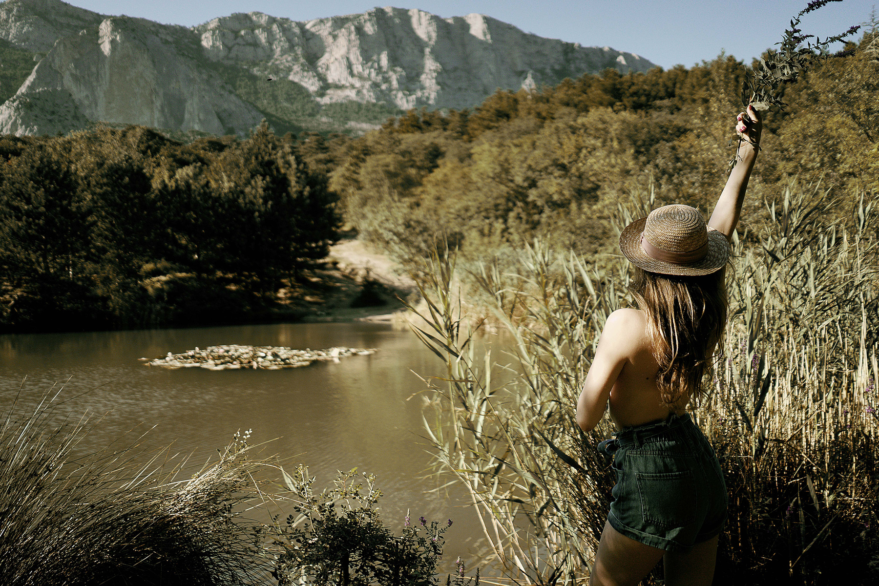 *** озеро вулкан горы портрет живописно лес деревья природа девушка шляпа