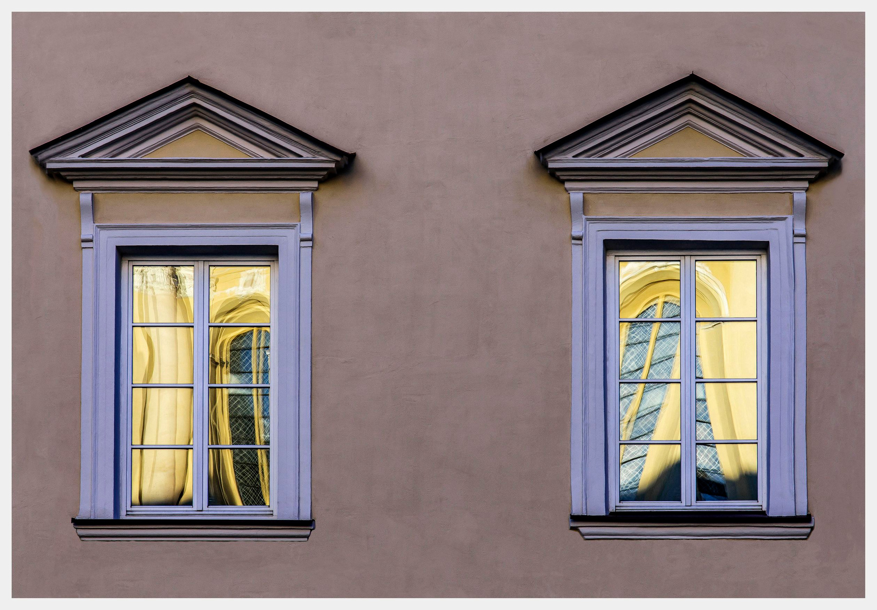 Окнa Окна университета старый город Вильнюс отражение