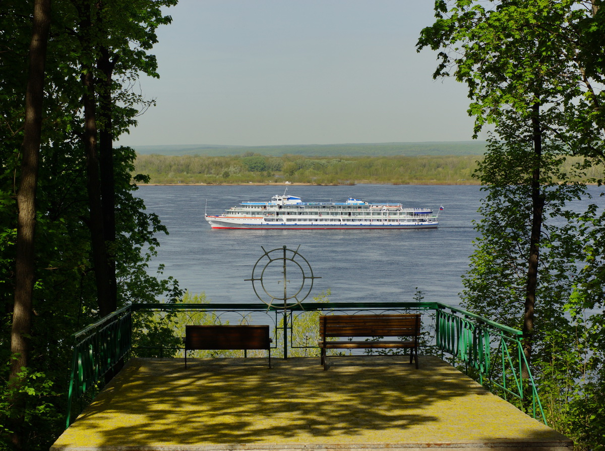 по реке плывёт пароход Самара военный санаторий "Волга" май 2021