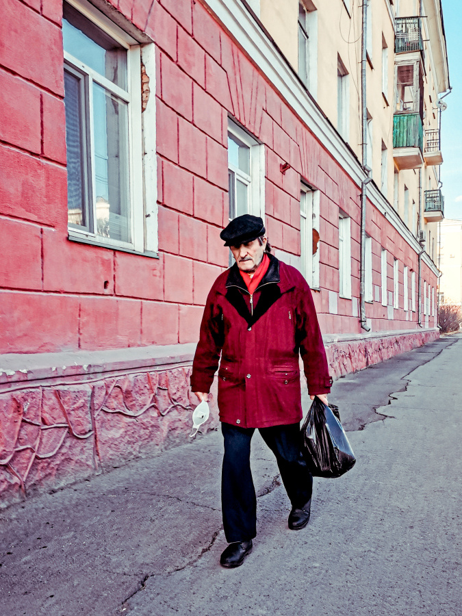 Из серии «Уличная экзистенция» Россия 2021 стрит фото улица люди фотограф наблюдения экзистенция город асфальт дом урбанистика мужчина красный окна