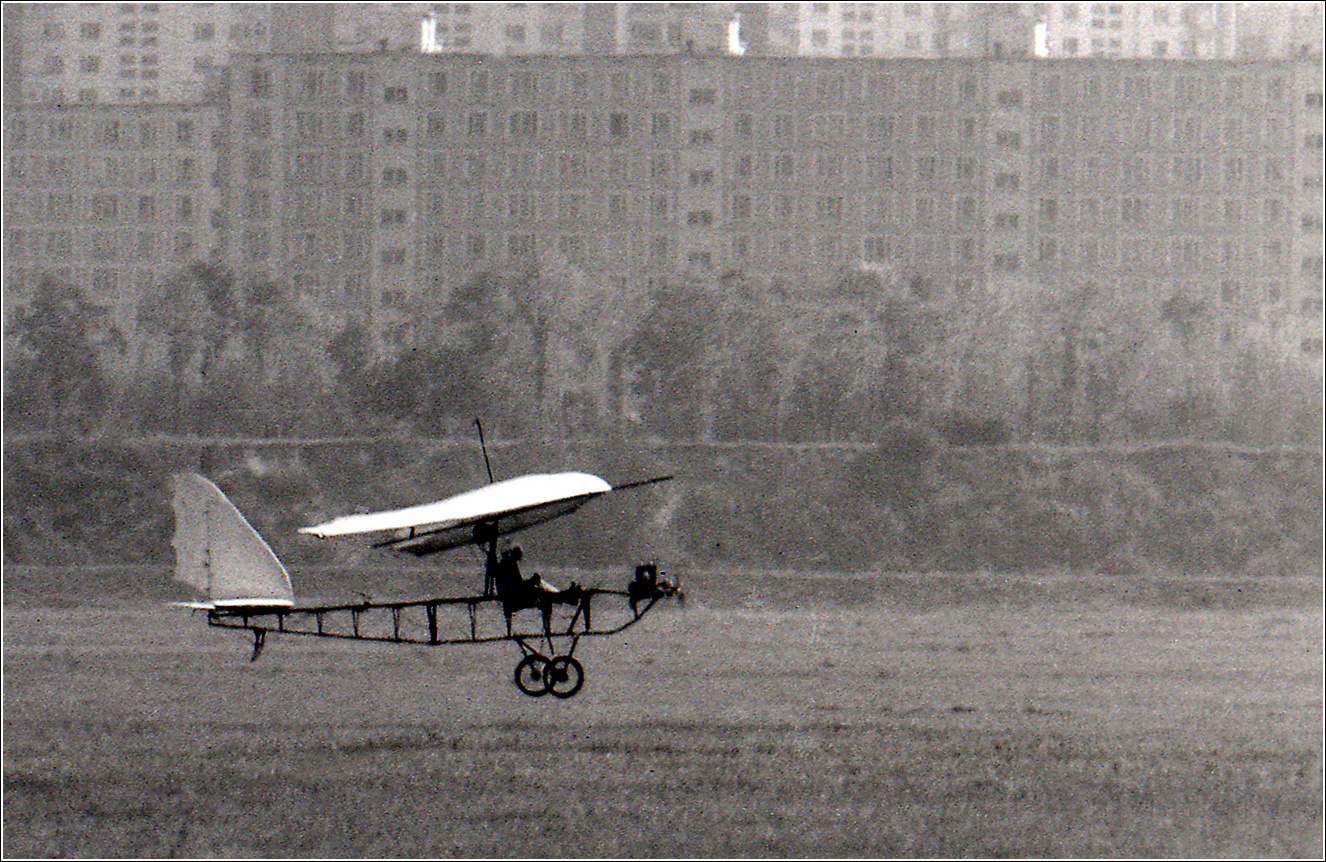 Низенько, но летит Выствка СЛА Москва Тушино летательный аппарат самодельный полет 1987 год