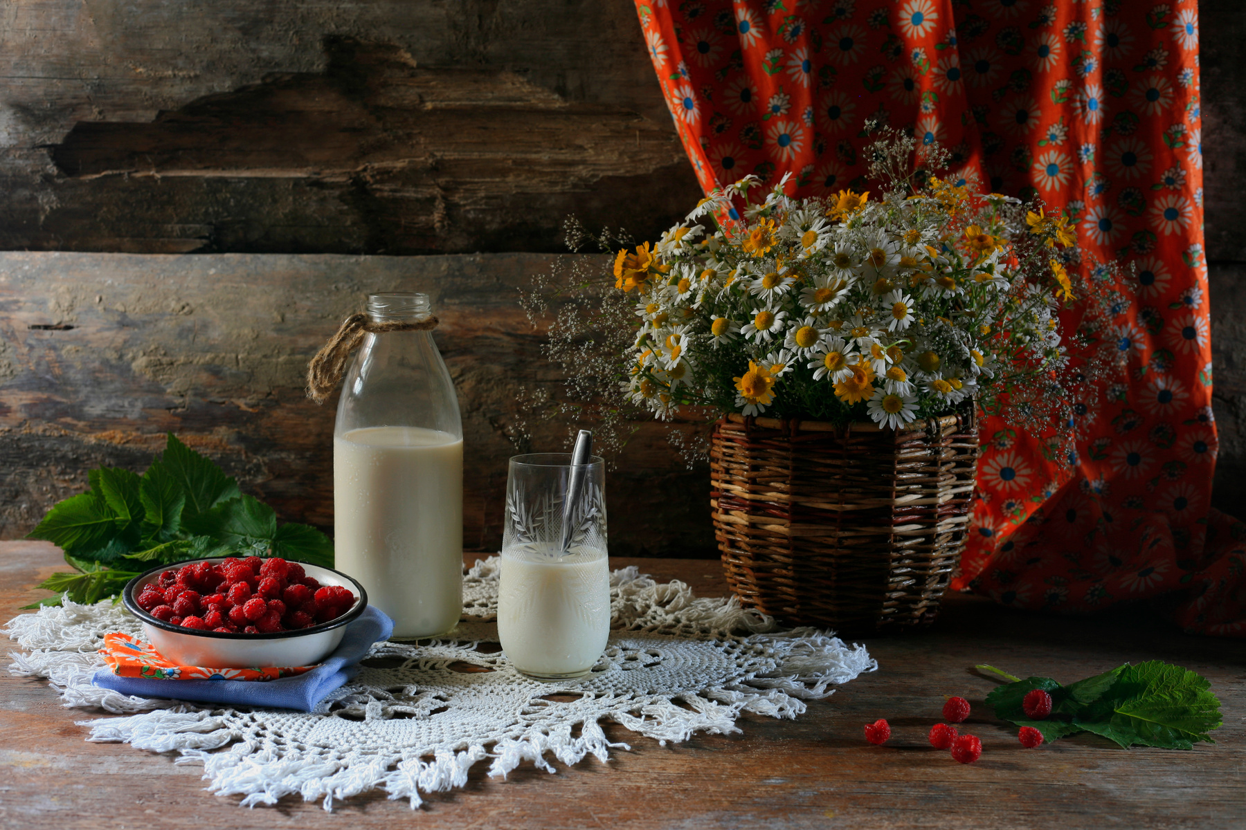 Молоко с малиной деревенский малина молоко цветы луговые завтрак полдник