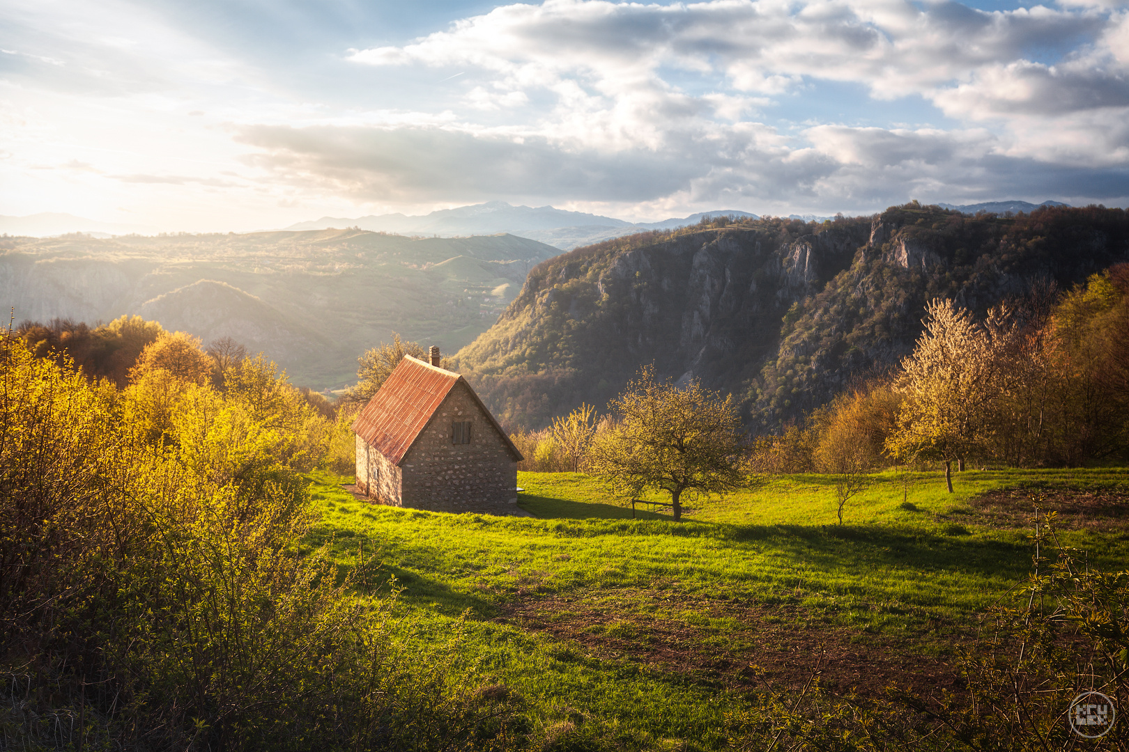 Под солнцем krubek черногория горы золотой час пейзаж
