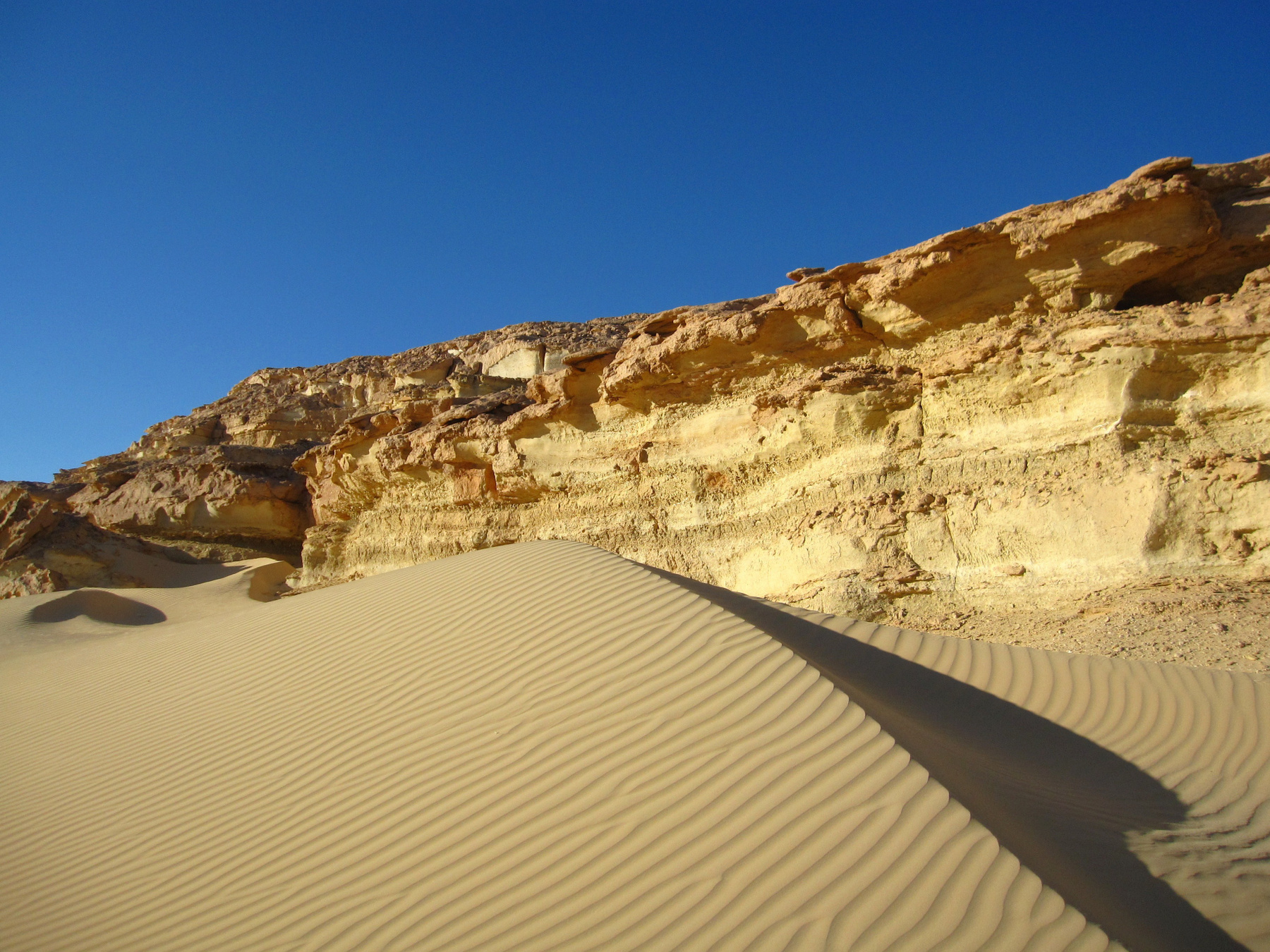 Скалы и песок. Египет пейзаж скалы море