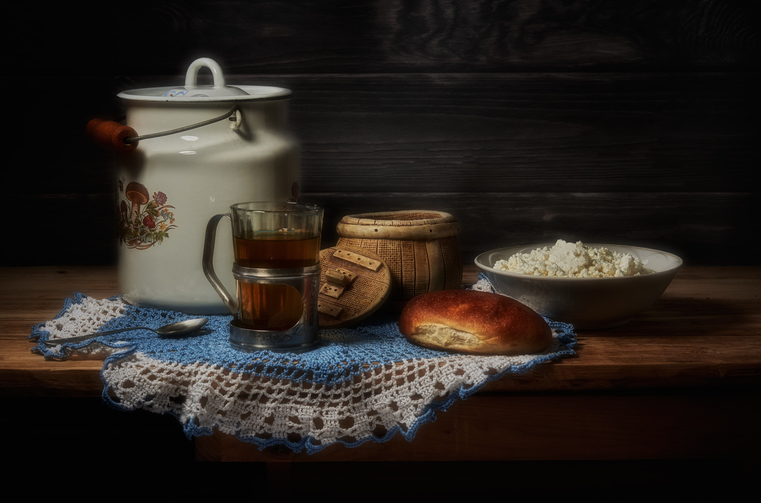 С пирожком и творожком натюрморт композиция постановка сцена посуда предметы еда чай пирожок творог