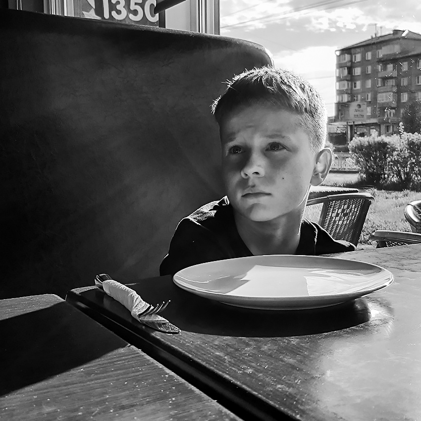 портрет ребенка с пустой тарелкой 