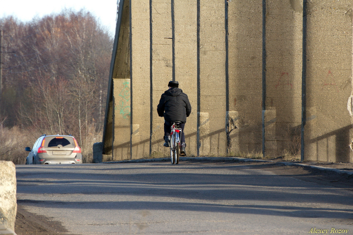 Двухколёсный друг железный по утрам весьма полезный Калязин мост велосипед осень дорога тени