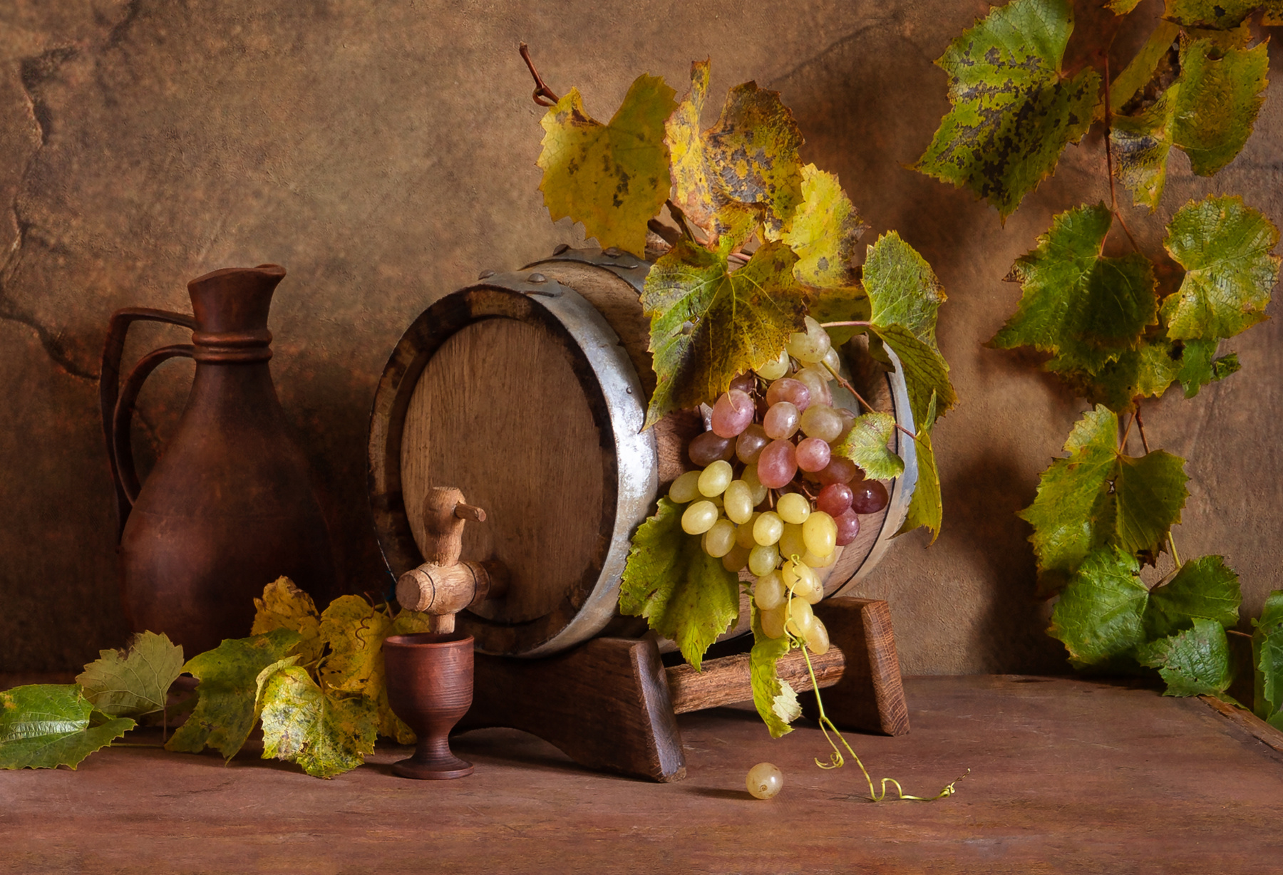 С бочонком и виноградом. виноград гроздь винограда бочонок кувшин лоза осень классика
