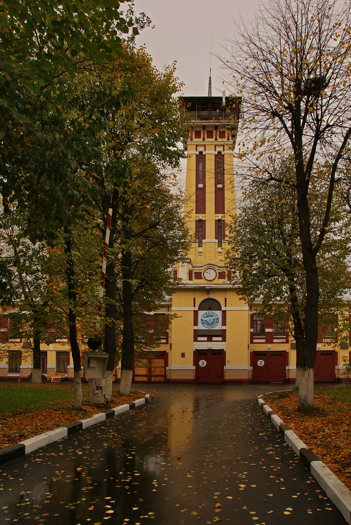 Каланча архитектура пейзаж город отражения каланча Ярославль осень