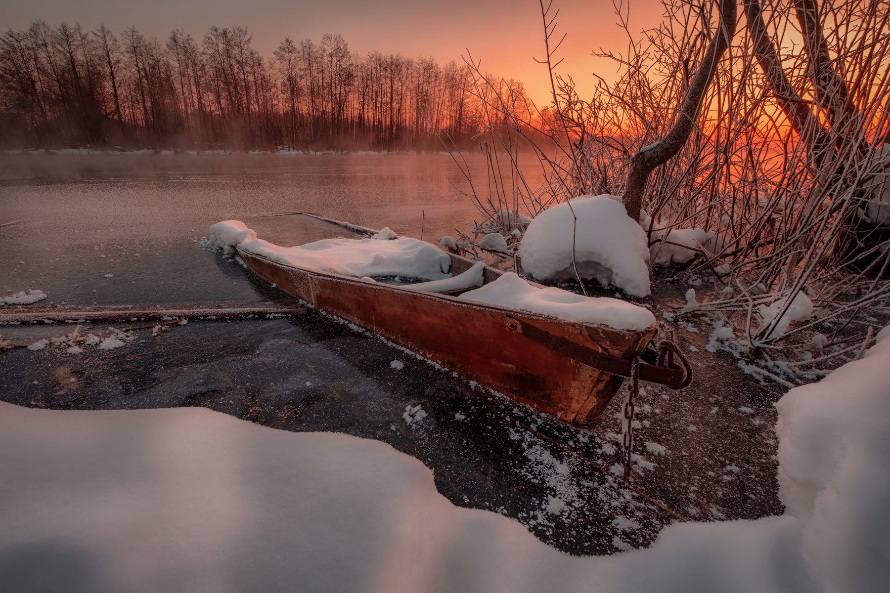 Брошенная лодка пейзаж зима пруд озеро снег утро рассвет восход мороз холод лодка шатура