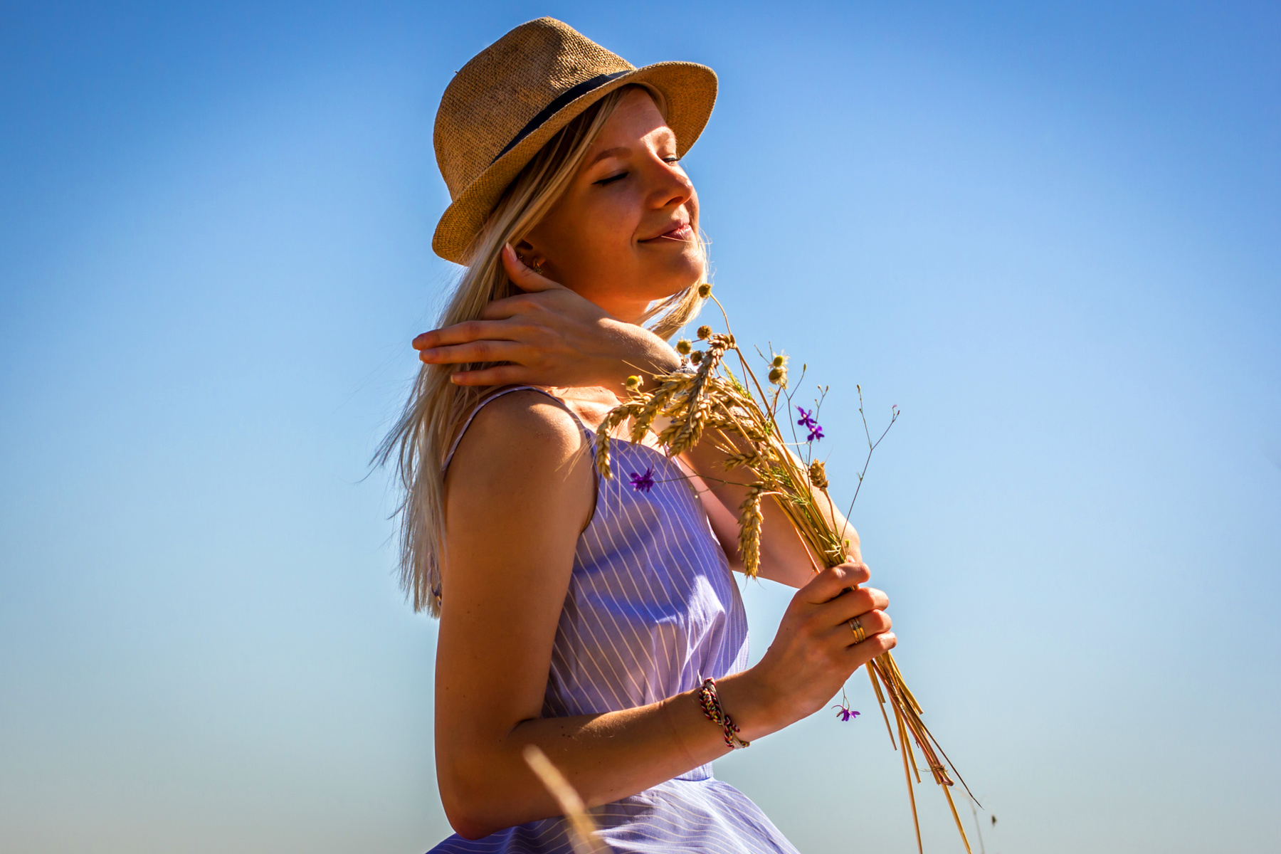 *** пшеница поле лето июльское солнце красивое место девушка колосья ветер раздувает волосы букет из колосьев ранее утро встало