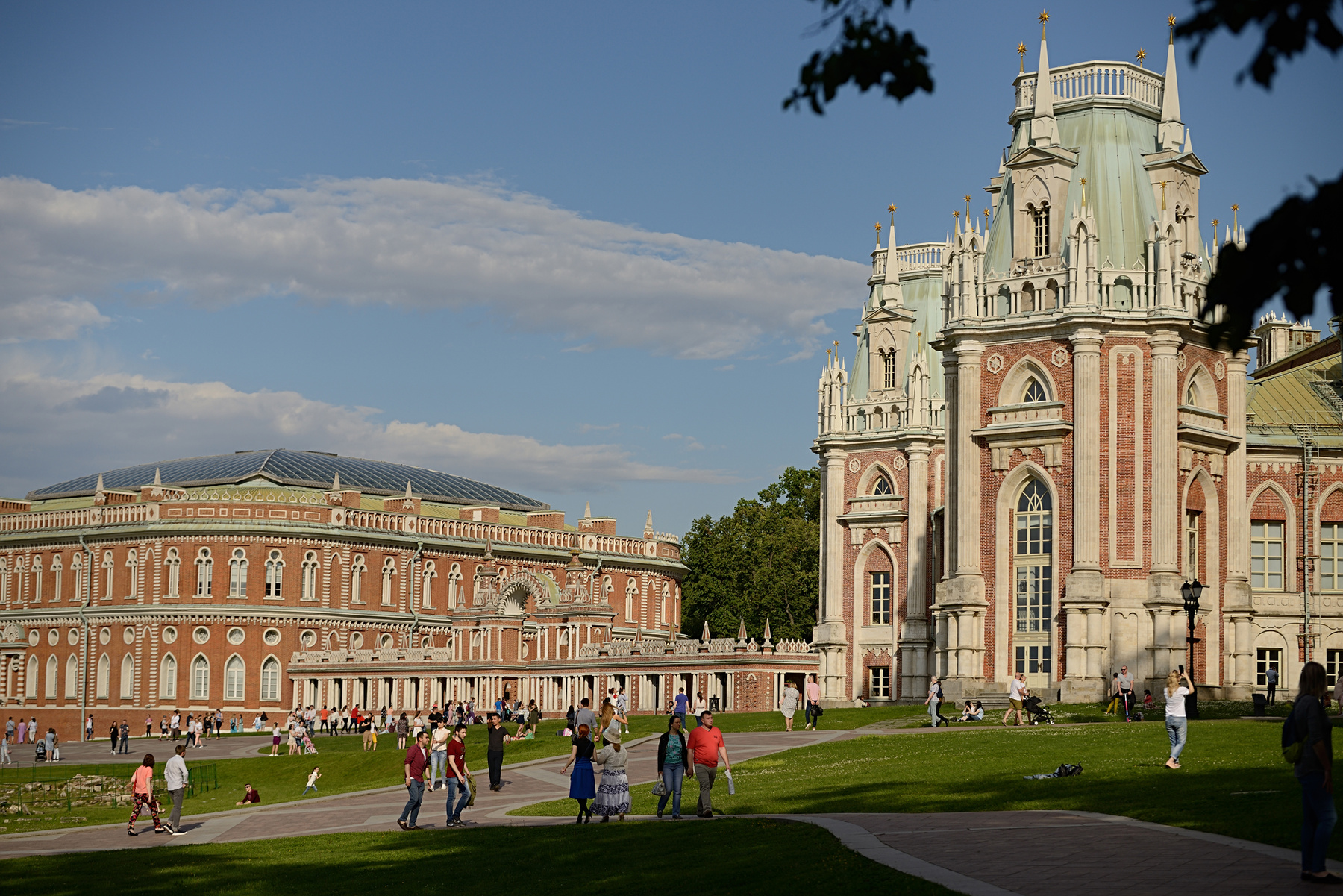 Большой дворец и Хлебный дом (слева) Россия Москва Царицыно лето врхитектура дворец