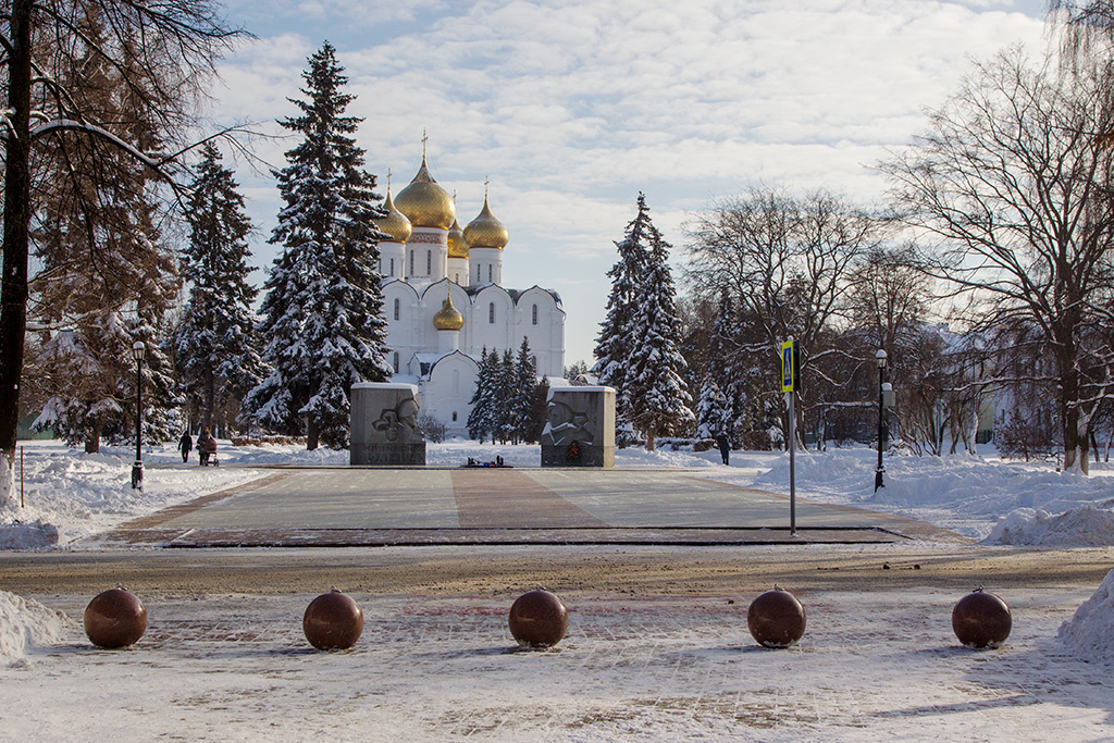 Зимний день Ярославль Вечный огонь Успенский собор храм церковь зима город
