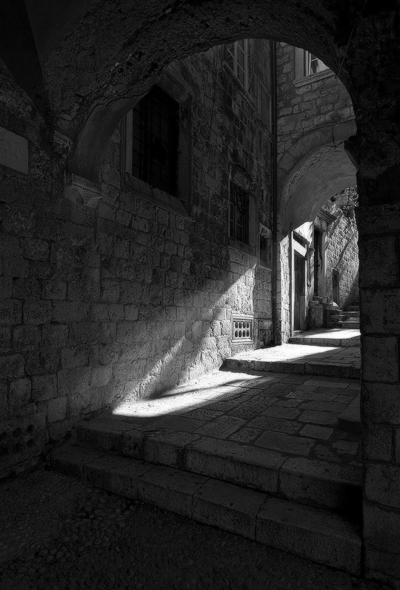 Заплутавший  луч хорватия дубровник старый город двор улочка арка лестница ступени мостовая луч свет тень