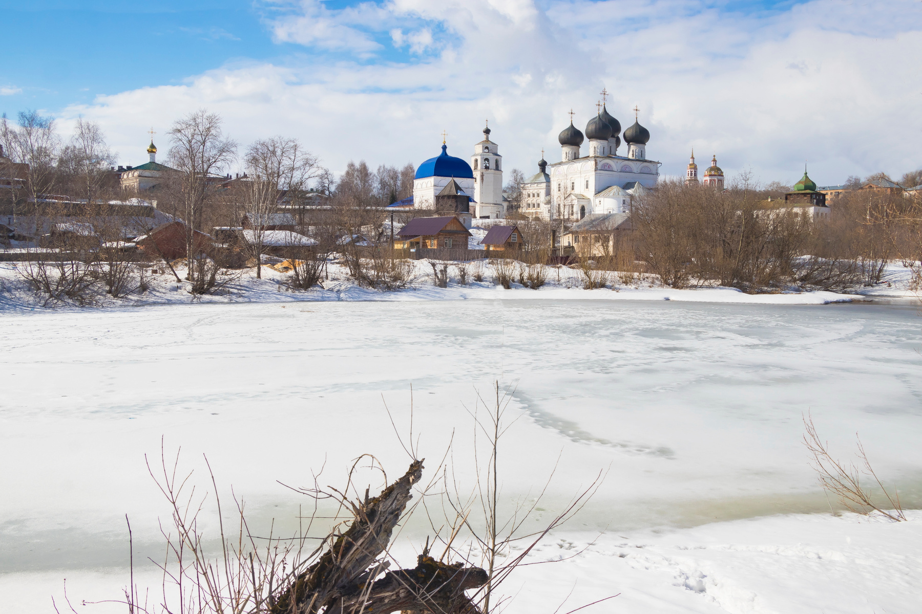 Ежовское озеро Весна апрель Трифонов монастырь Ежовское озеро Киров