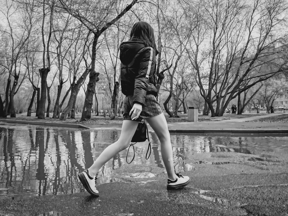 Из серии «Уличная экзистенция» Россия 2021 стрит фото улица люди фотограф наблюдения экзистенция город асфальт девушка лужа сигарета идти шагать парк сквер